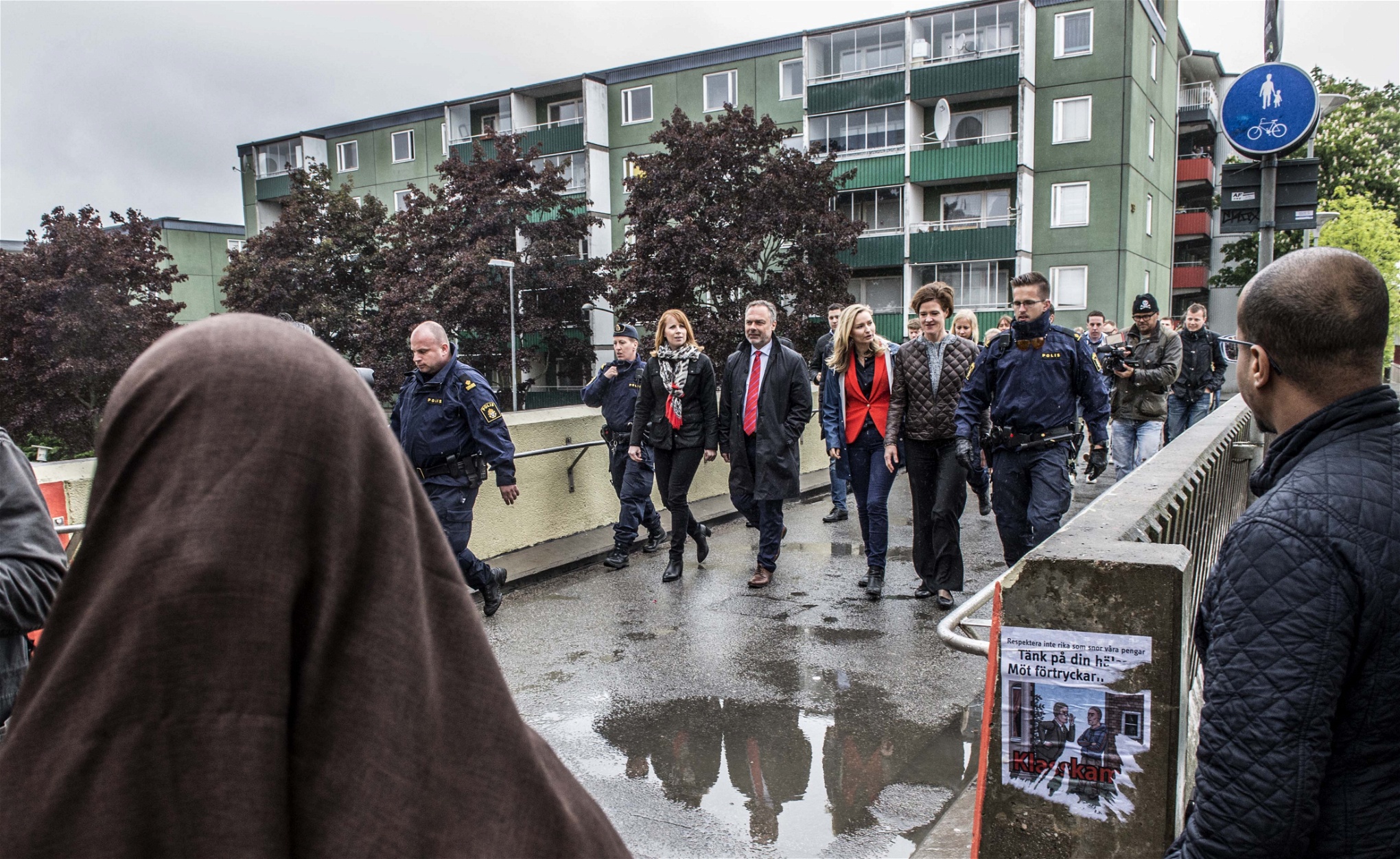 Eskorterade av polisen besökte alliansens partiledare Husby för att prata med lokala poliser den 28 maj 2013. 