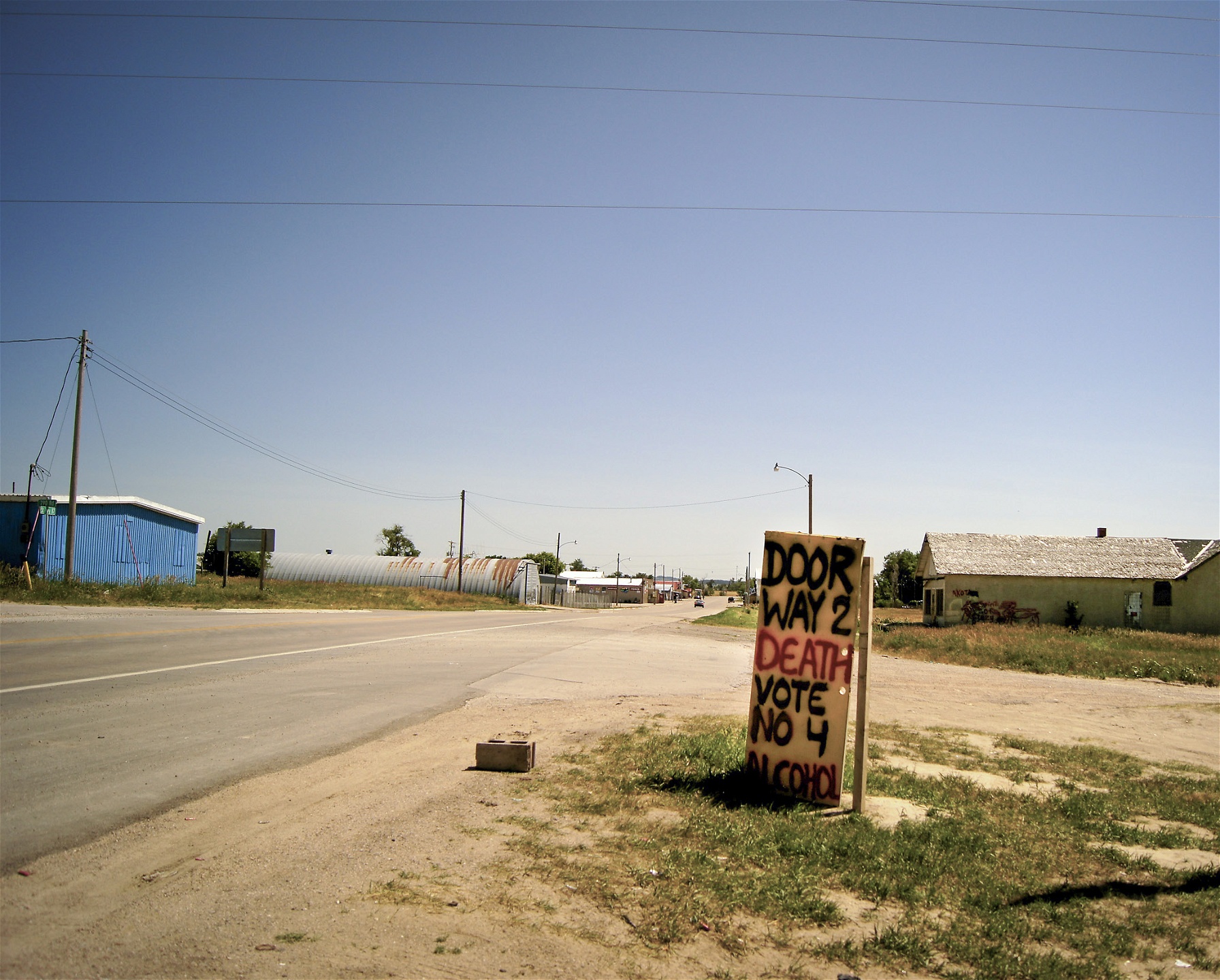 För kvinnorörelsen Zero Tolerance börjar en hållbar framtid för lakotaindianerna med ett totalförbud mot alkohol. Framför gränsen till Nebraska och Whiteclay har de sitt läger. En rad skyltar informerar bland annat om antalet berusade män och kvinnor riskerar att bli påkörda av förbipasserande fordon.
