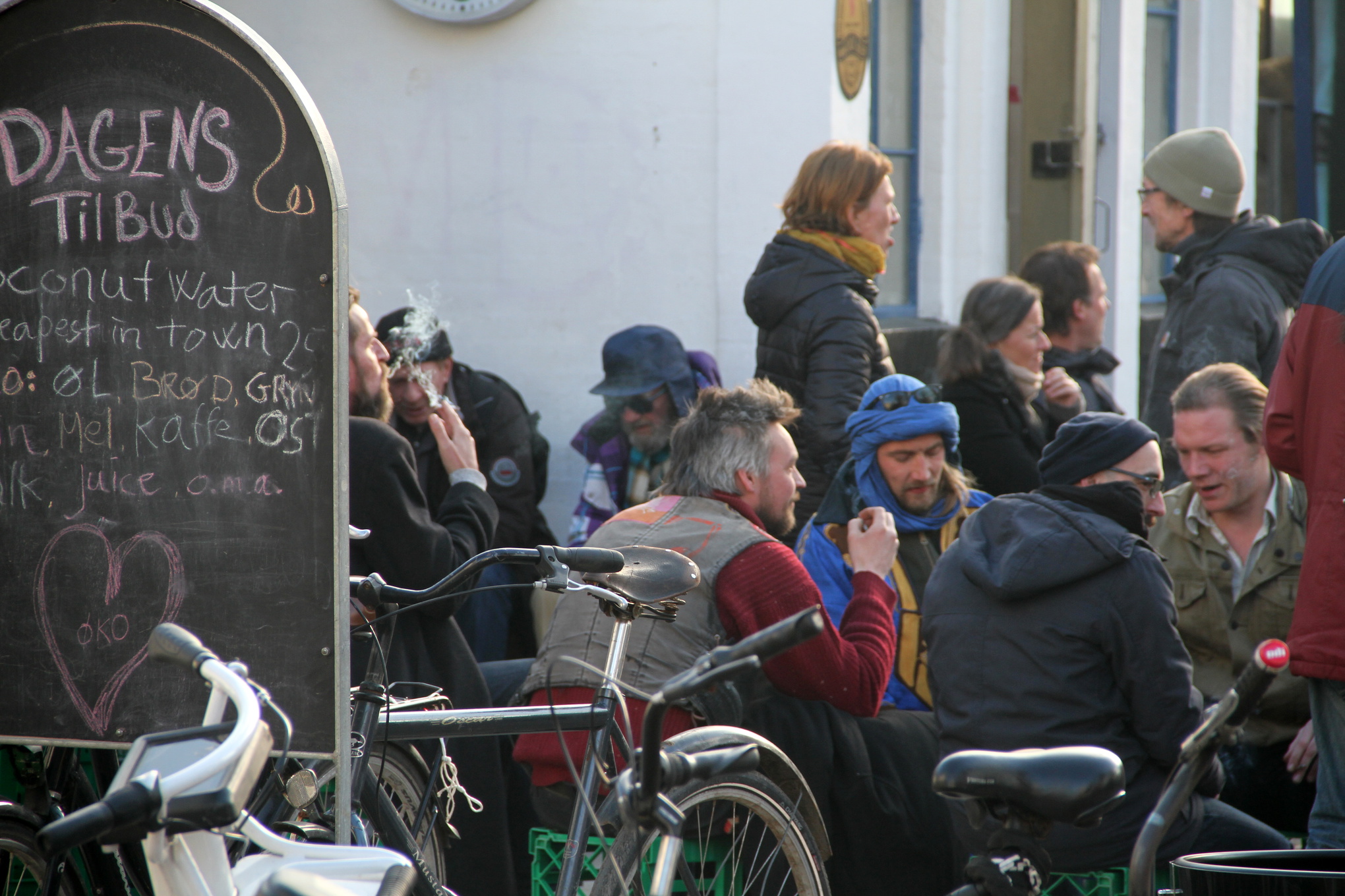 Folkmyller vid Inkøbscentralen, en centralt belägen samlingspunkt i Christiania.