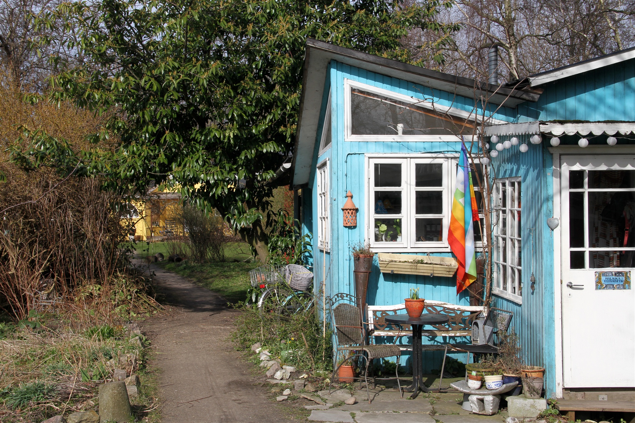 ”Förr kunde man bygga sin altan när man ville, men nu smyger i stället en tant från stadsbygg­nads­kontoret runt med en kamera utanför din trädgård och fotograferar. Hon säger att ’nej, så får du inte göra’”, berättar Anna Böving, som bor och arbetar i Christiania sedan 1976.