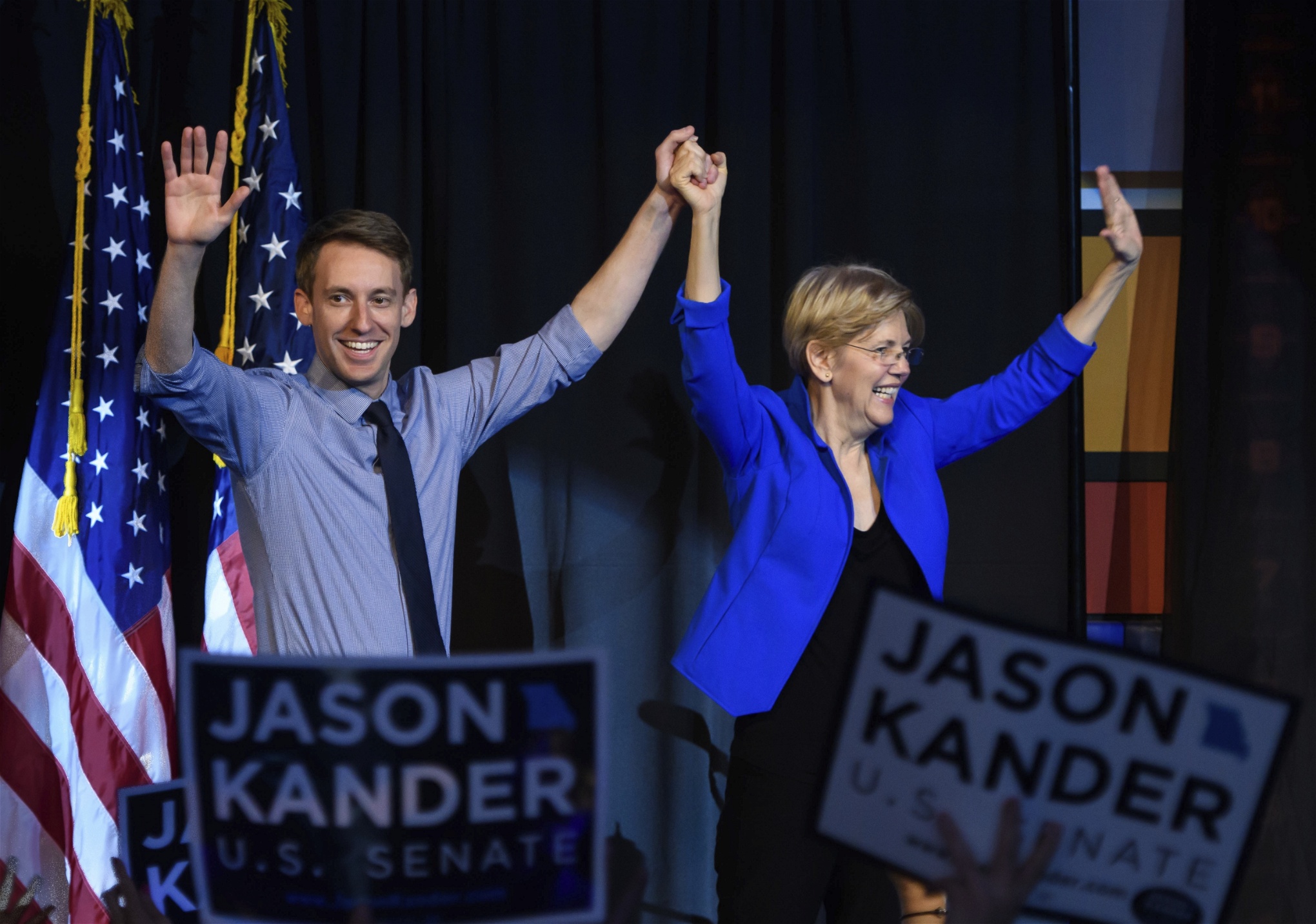 Demokratiske senatskandidaten Ja­son Kander tillsammans med sena­­torn Elizabeth Warren 2016. Den genom­snittliga summa som en vin­nande kandidat behövt skrapa ihop till sin kampanj för en plats i den ameri­kanska senaten fördubblades i reella termer mellan 1980-talet och 2012.