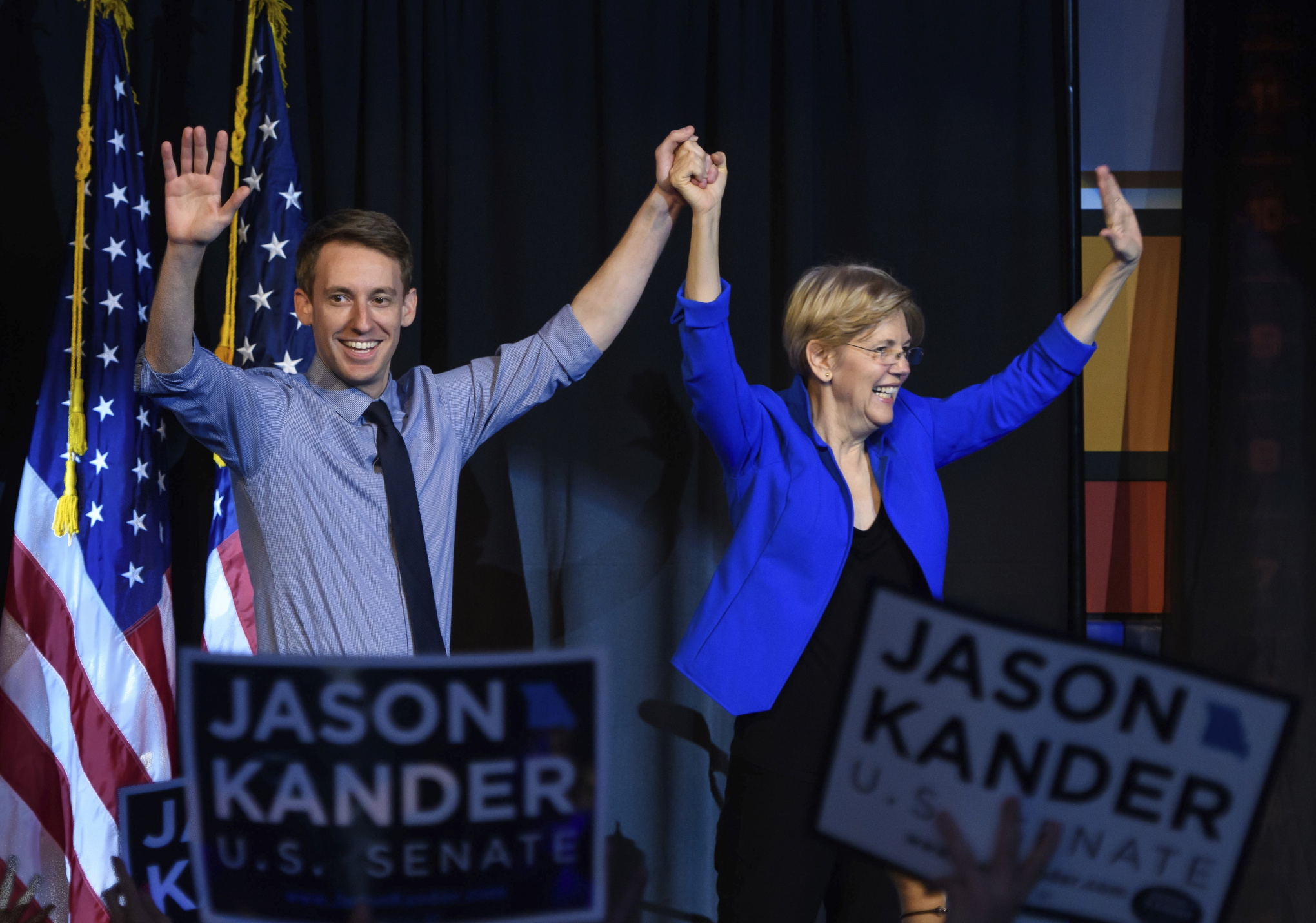 Demokratiske senatskandidaten Ja­son Kander tillsammans med sena­­torn Elizabeth Warren 2016. Den genom­snittliga summa som en vin­nande kandidat behövt skrapa ihop till sin kampanj för en plats i den ameri­kanska senaten fördubblades i reella termer mellan 1980-talet och 2012.