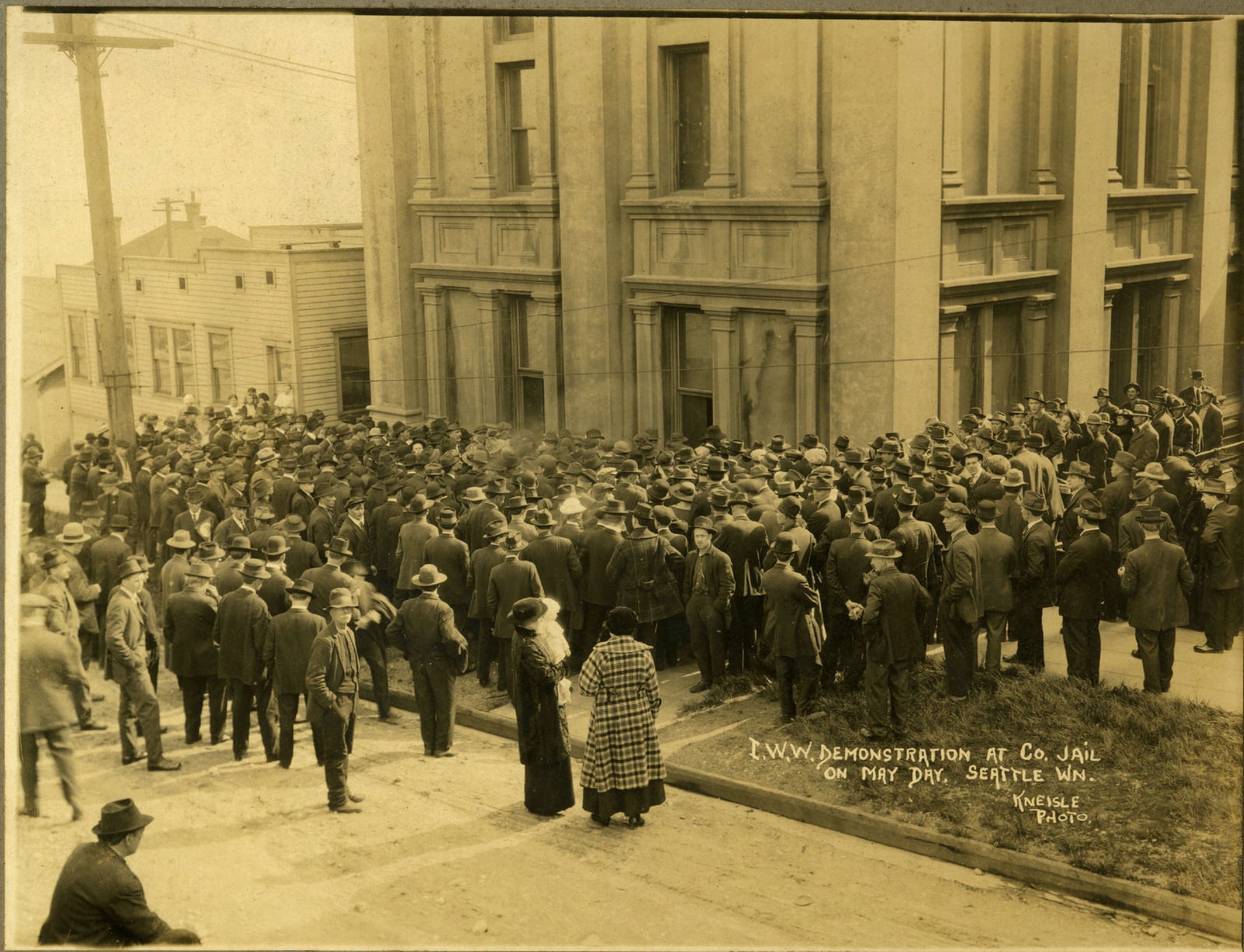 Åren runt 1920 blev blodiga konfrontationer mellan arbetare och arbetsköpare allt intensivare i USA. På bilden en demonstration arrangerad av fackförbundet IWW den 1 maj 1917 i Seattle i delstaten Washington.