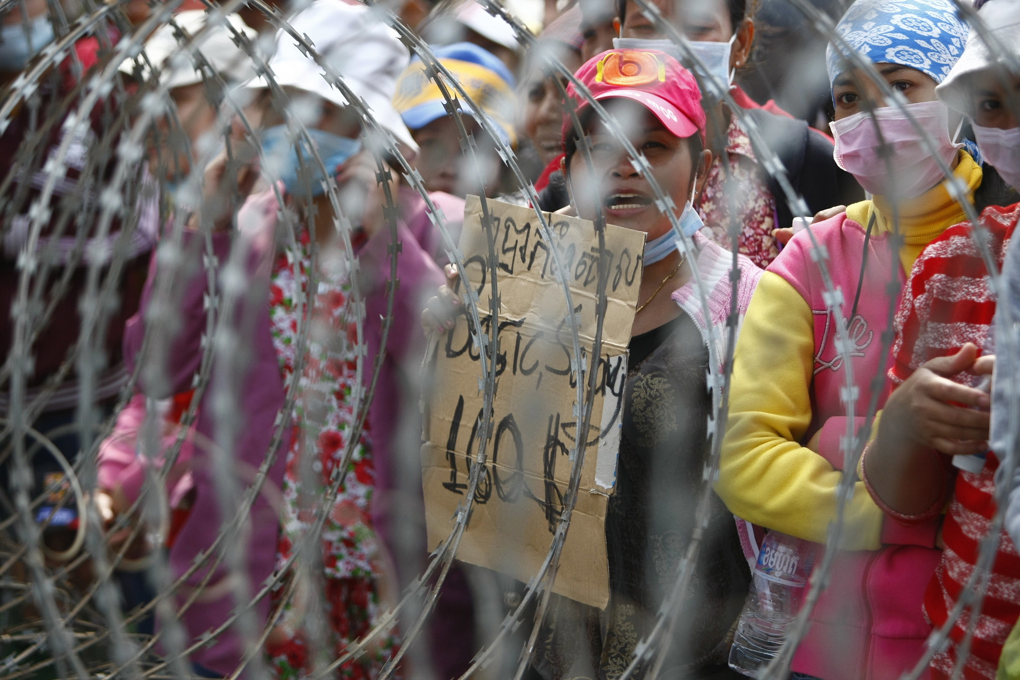 En protest bland textilarbetare i Phnom Penh den 30 december 2013. Fyra dagar senare, den 3 januari, sköt polis ihjäl fyra arbetare.