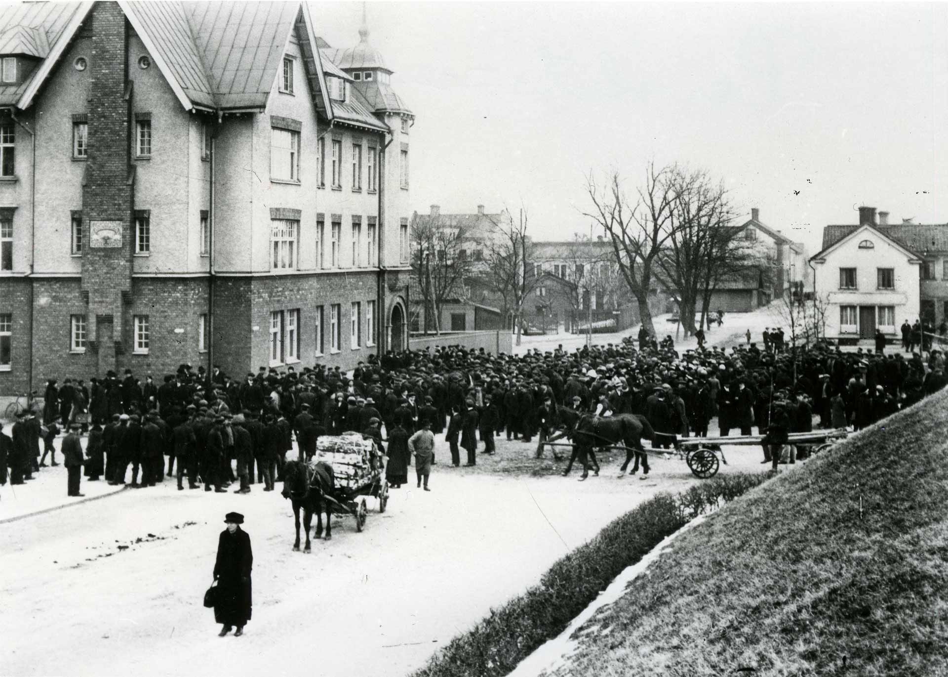 Manifestation utanför Brödbyrån på Båtsmansgatan i Västervik. Gång på gång under 2017 hettar det till, från Västervik och Göteborg till Seskarö och Ådalen.
