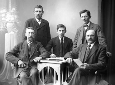 Frans Johan Gustafsson (i mitten) omgiven av Erik Nilsson, Carl Zeijlon, Gustaf Jansson och Albert Andersson, alla medlemmar i 16 april-kommittén som bildades under hungerupproret 1917.