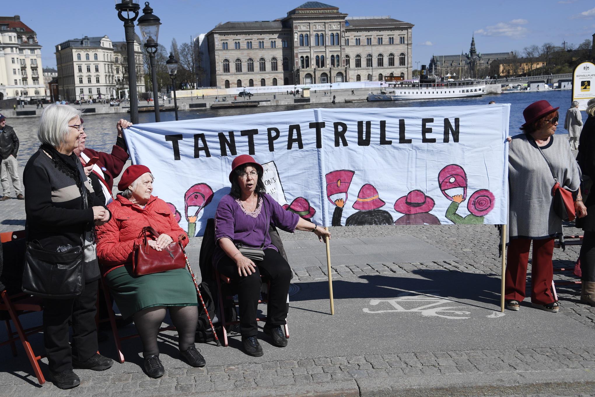 Tantpatrullen hade stationerat sig vid Strömbron under Vänsterpartiets tåg i Stockholm.