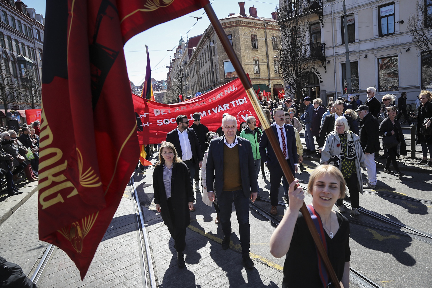 Vänsterpartiets partiledare Jonas Sjöstedt deltog i partiets första maj-demonstration i Göteborg. Demonstrationen var med uppemot 6 000 deltagare den största i staden i år – väsentligt större än Socialdemokraternas.
