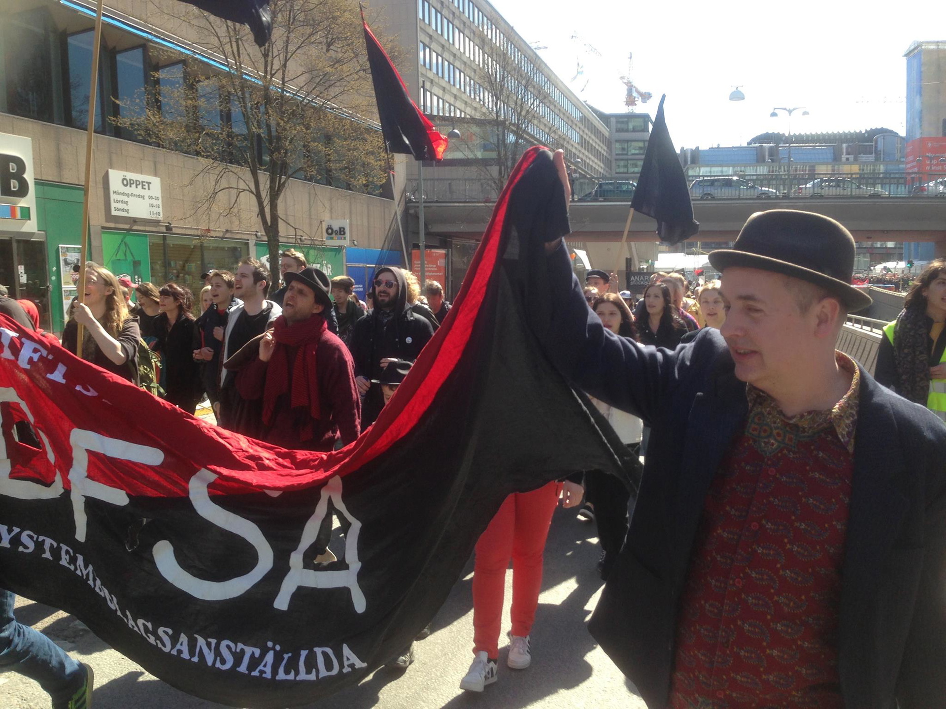 ...och syndikalisterna i Stockholm tågade mellan Sergels torg och Stortorget i Gamla stan.