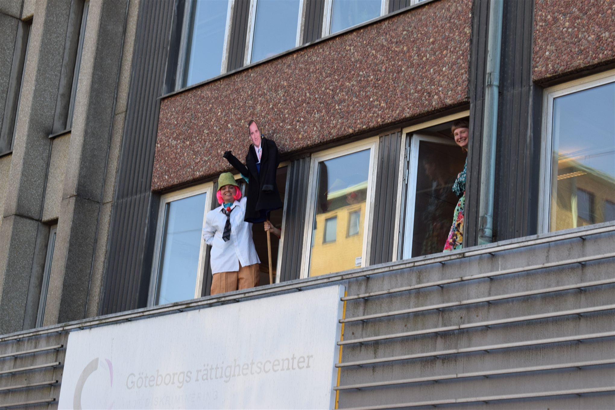 I ett fönster ovanför Göteborgs rättighetscenter vinkade en Stefan Löfven-docka mångtydigt åt de förbipasserande demonstranterna.