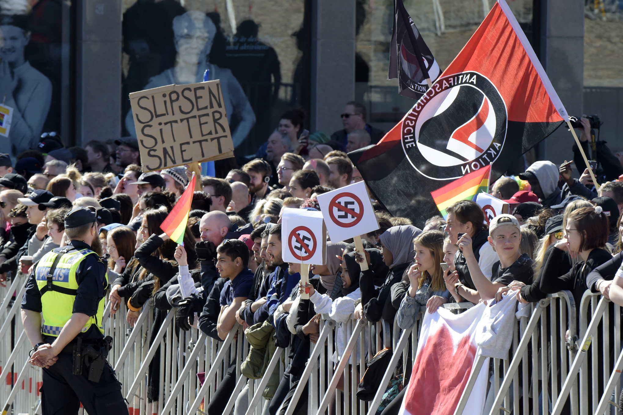 Dalarna mot rasism och tillresta deltagare motmanifesterade när nazistiska Nordiska motståndsrörelsen demonstrerade i Falun.