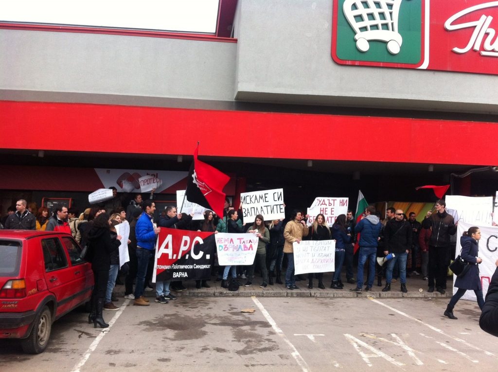 Över 700 av de anställda på Piccadilly, en av de största livsmedelskedjorna i Bulga­rien, fick inte ut lön på två månader. Arbetarna organiserade en mängd protester.