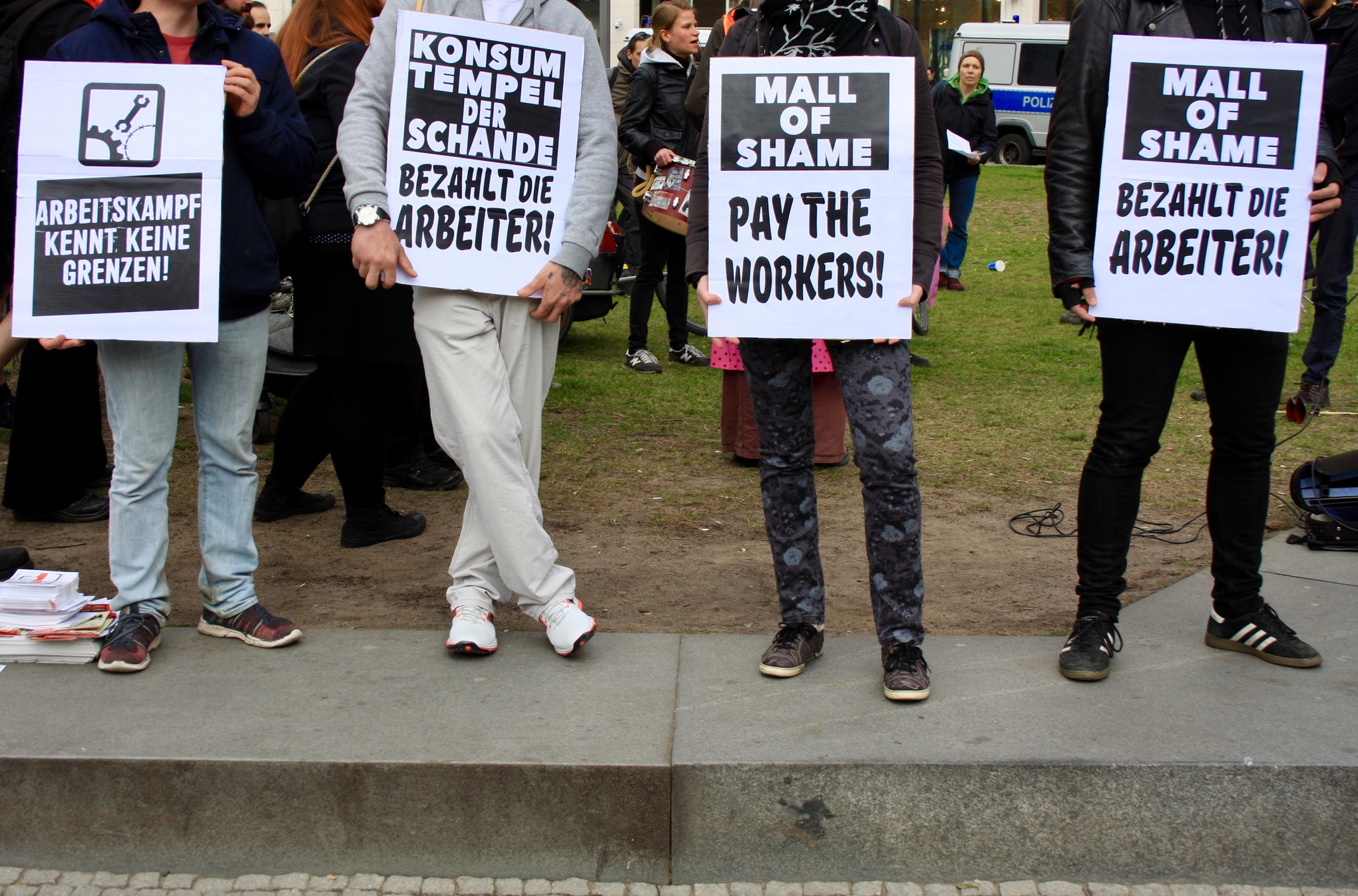 Aktivistkollektivet Berlin Migrant Strikers och anarkosyndikalistiska fackföreningen FAU samarbetade i Mall of Shame, i kamp mot High Gain House Investments för att få ut löner till rumänska byggarbetare som byggt shoppingcentret Mall of Berlin.