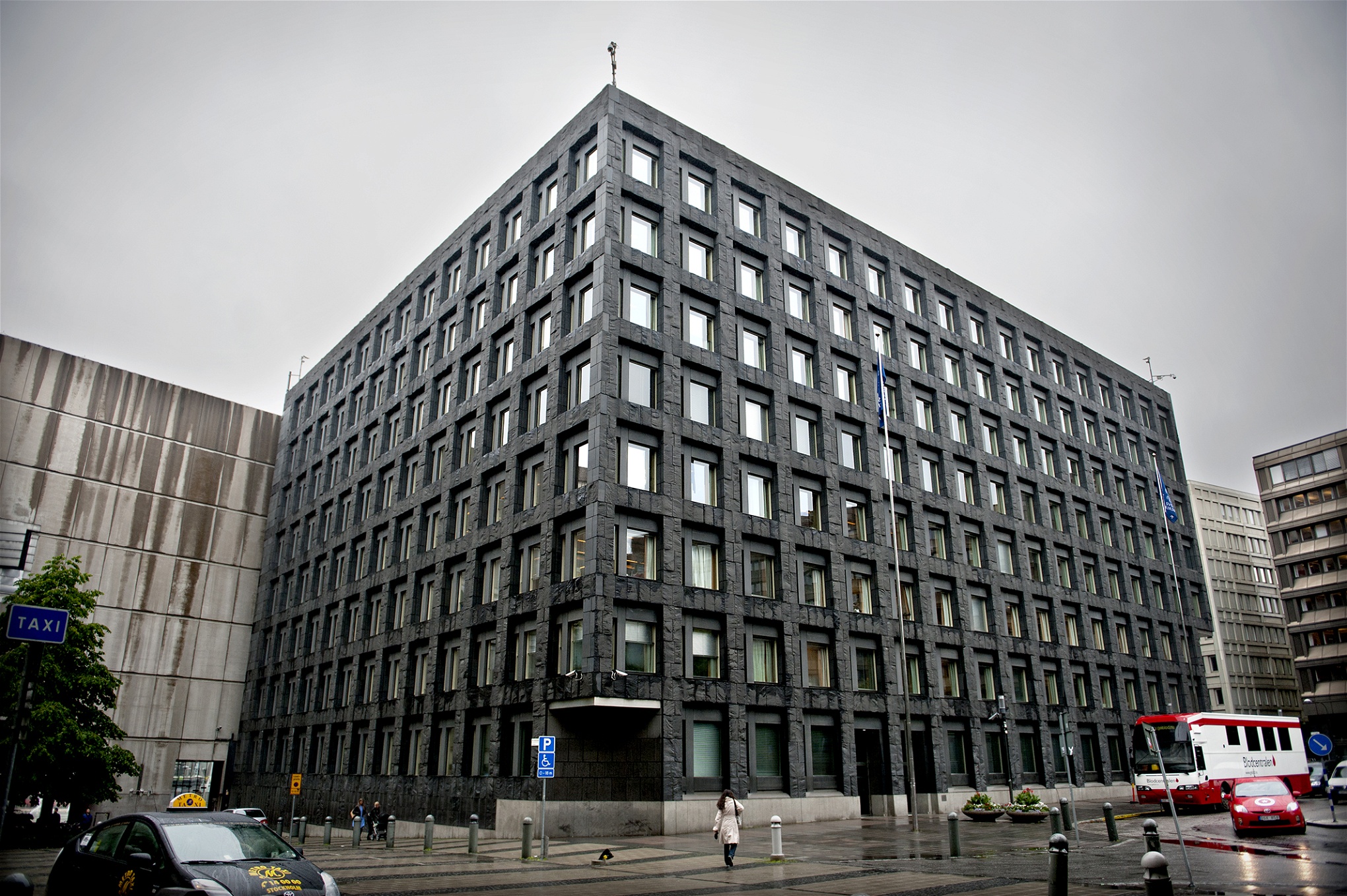 Sveriges centralbank Riksbankens huvudkontor i Stockholm. Riksbanken medger att det är bankernas rätt som företag att neka konton och tjänster i enlighet med deras egna regler.