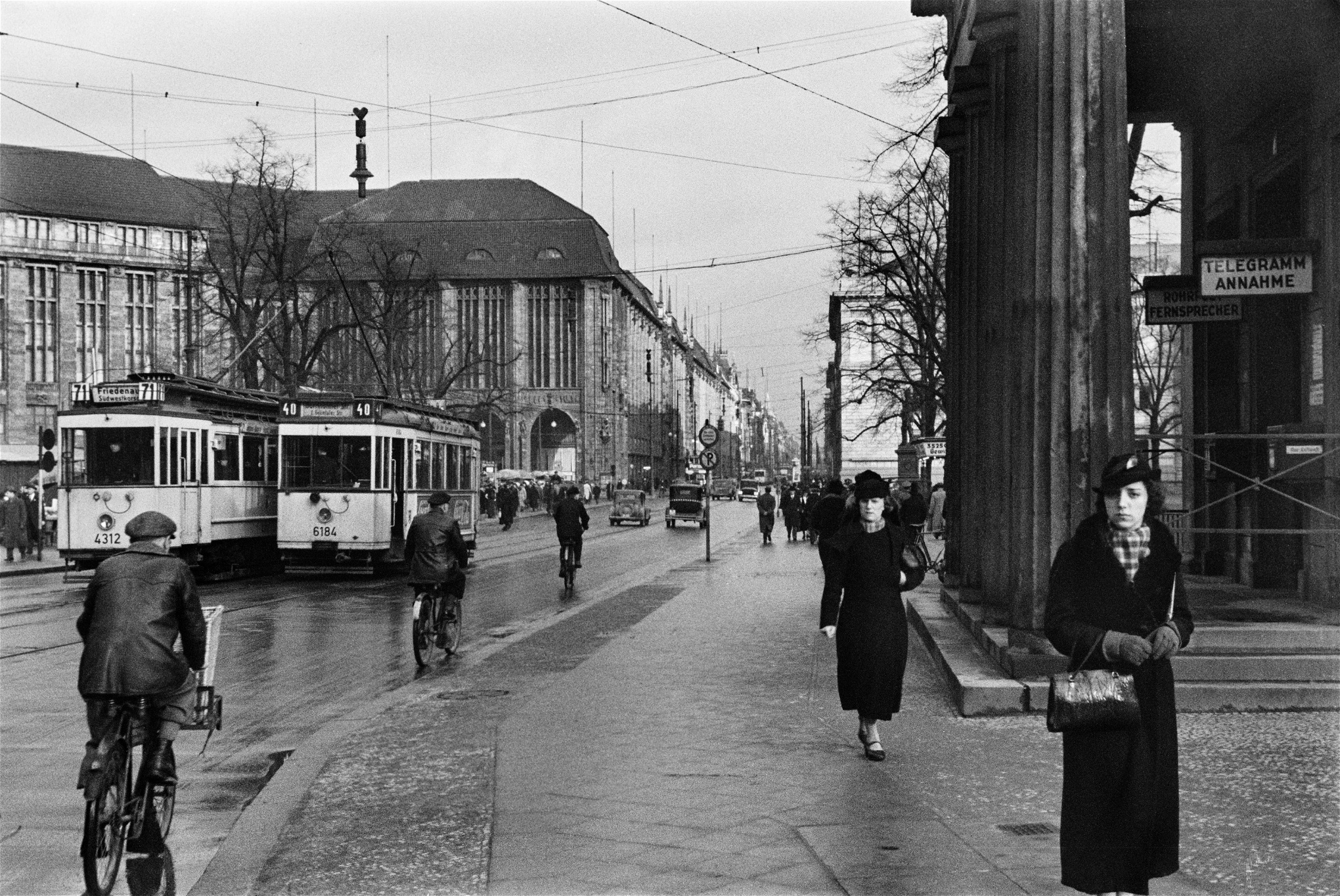 Flanörer och trafikanter vid Leipziger Platz, Berlin, 1937.