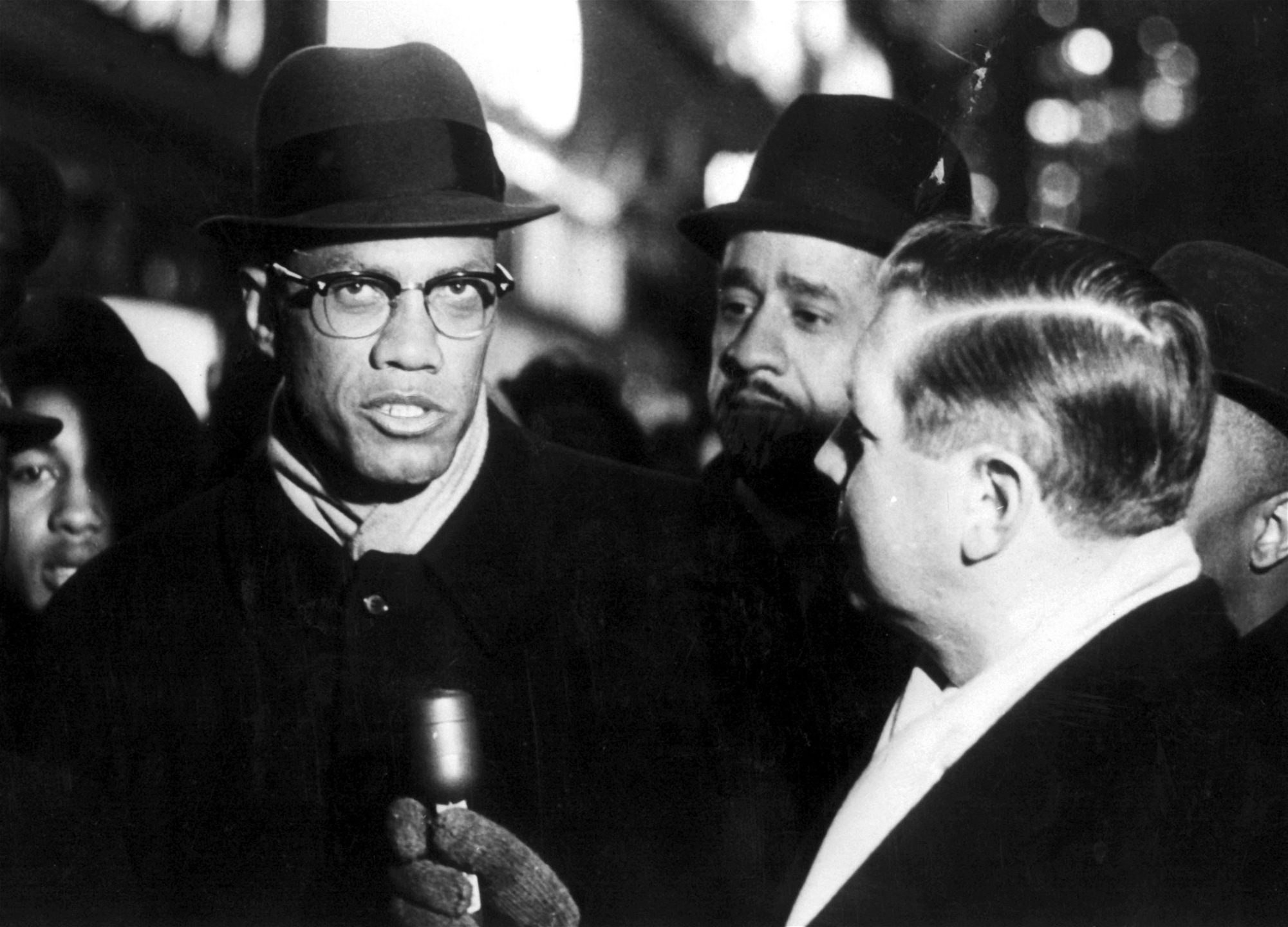 Malcolm X, här vid en radiointervju i New York 1963, krävde ett samhälle där den vite mannens dominans inte skulle leva kvar i vare sig anställningskontrakt eller hushåll.