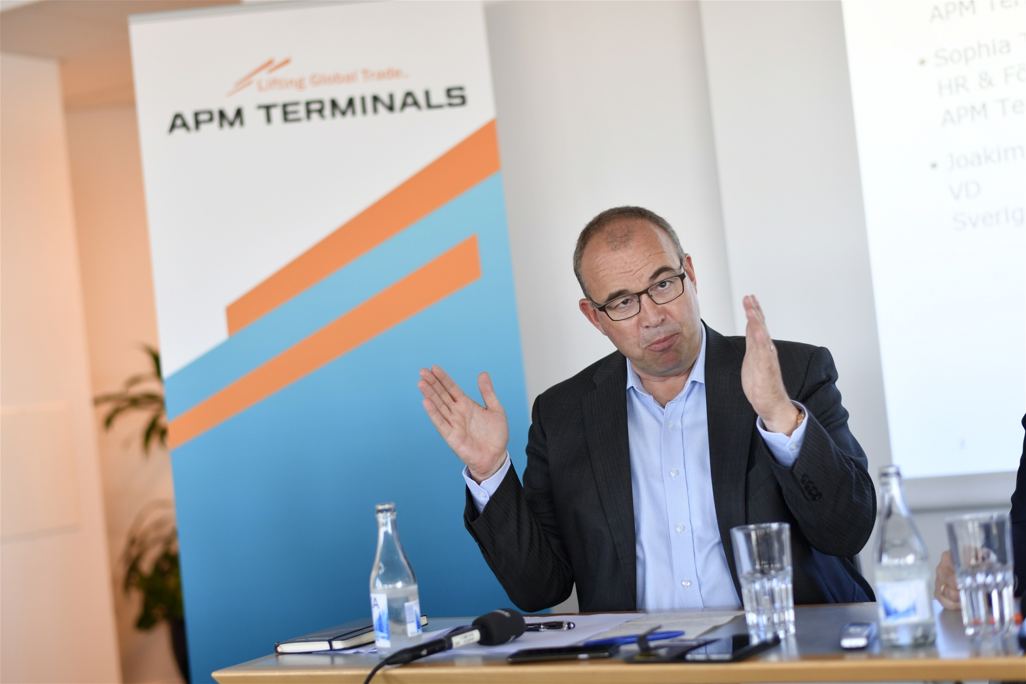 ”Det här är ett tufft men nödvändigt beslut”, sade vd:n Henrik Kristensen när han redovisade APM Terminals beslut att varsla 160 anställda vid containerhamnen i Göteborg. Varslet motiverades med minskade volymer på grund av konflikten i hamnen.