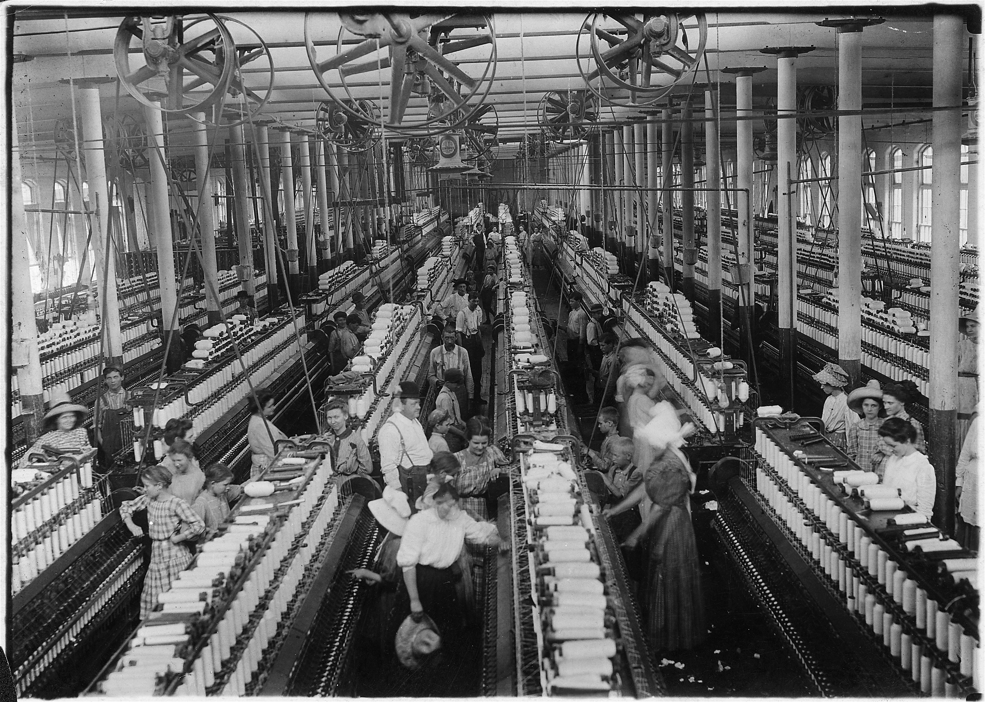 Introduktionen av masstillverkade klockor under 1850-talet spred tidsmedvetandet till de som tidigare enbart reagerat på stimulus från driftsledare och fabriksvisslor. Textilfabrik i Alabama USA, tidigt 1900-tal.