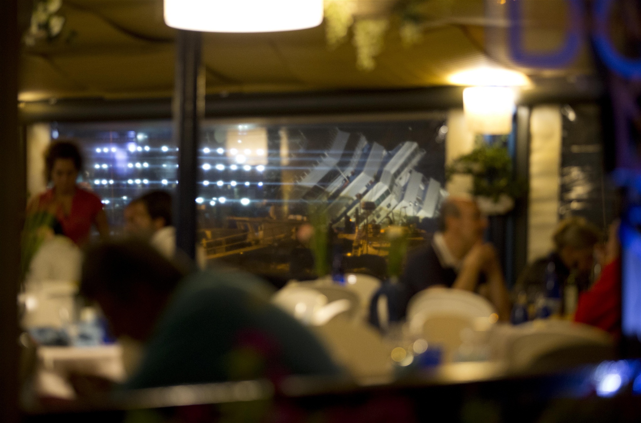 Även de som blir serverade på en restaurang kan formellt ”arbeta” om de exempelvis är där på representationsmiddag. 