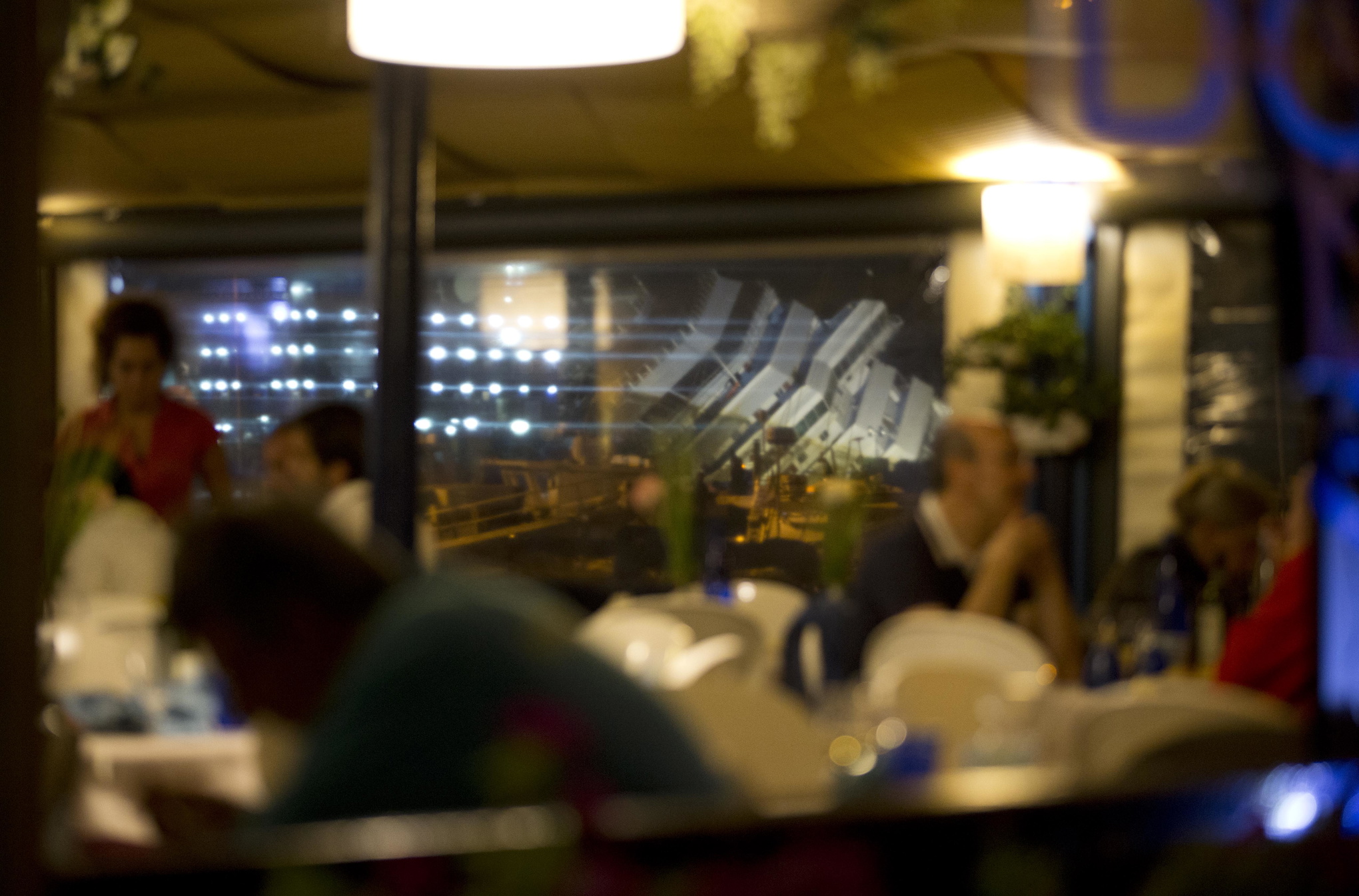 Även de som blir serverade på en restaurang kan formellt ”arbeta” om de exempelvis är där på representationsmiddag.