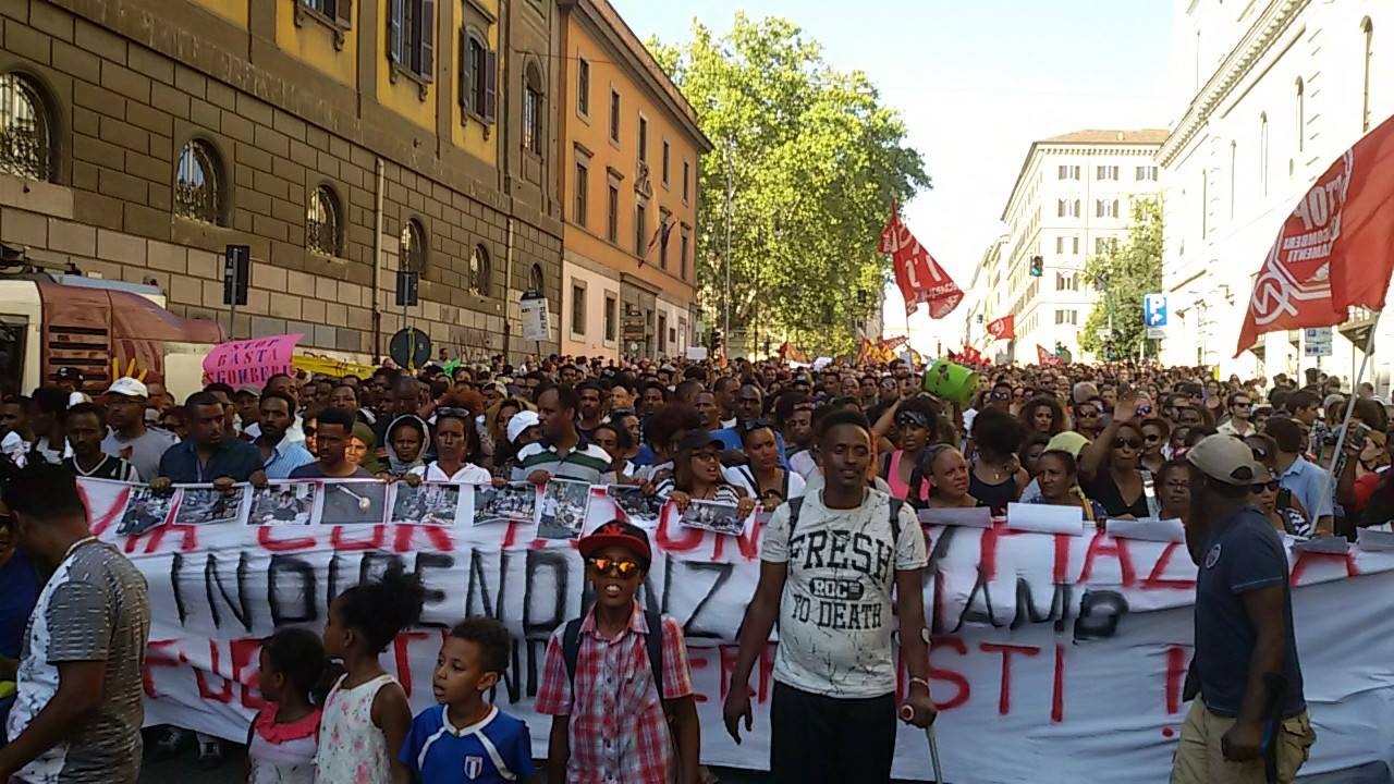På lördagen tågade 15 000 personer genom Rom i solidaritet med de bortdrivna migranterna.