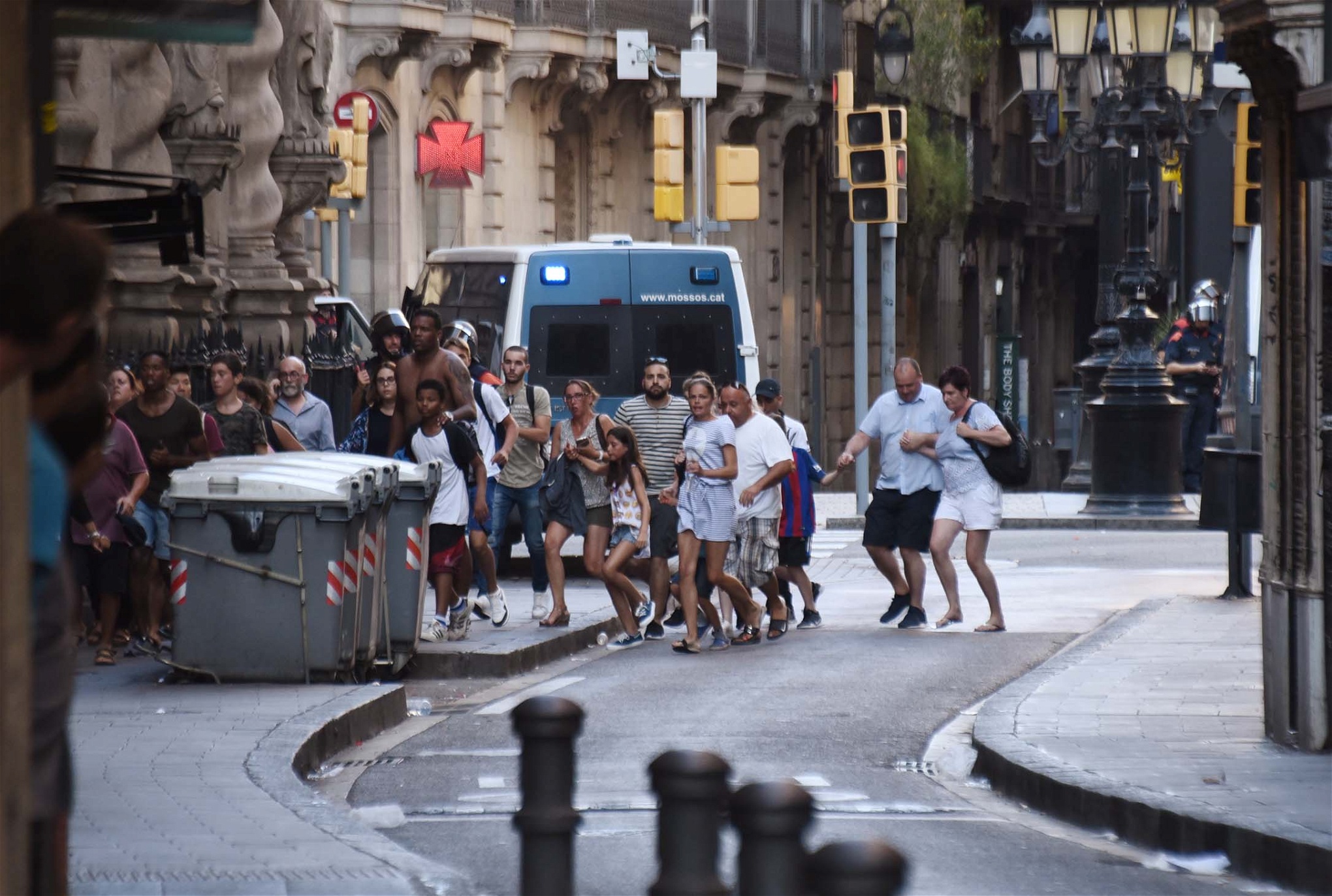 Människor flyr platsen efter att skåpbilen kört in i folksamlingen på La Rambla.