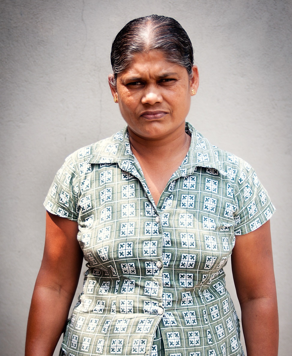 Asoka Basnayake kommer som många av de anställda i frizonerna från landsbygden.