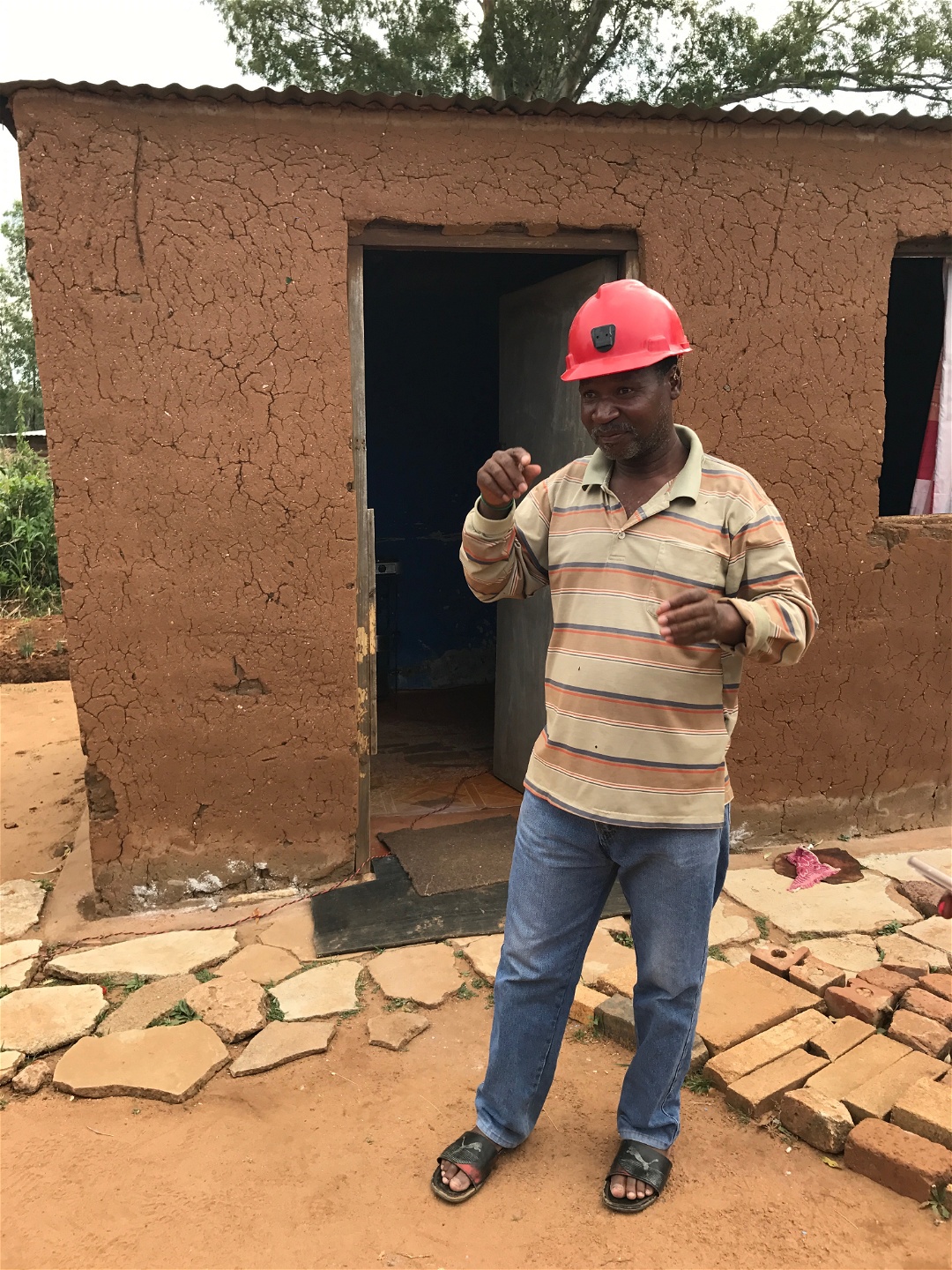 49-åriga Browne, som kom hit från Östra Kapprovinsen för tio år sedan, har byggt sitt hus själv.