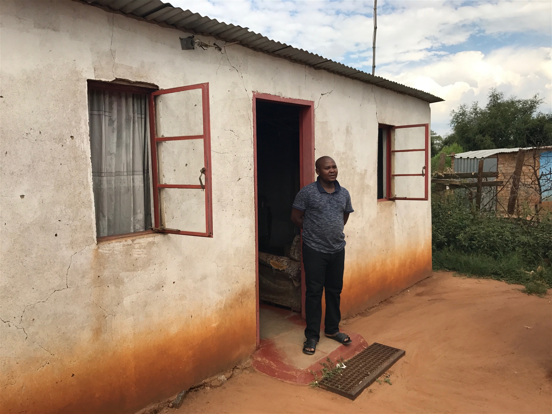 Gruvarbetaren Kolo Mkhuseli utan­för sitt hus i Wonderkop, Marikana.