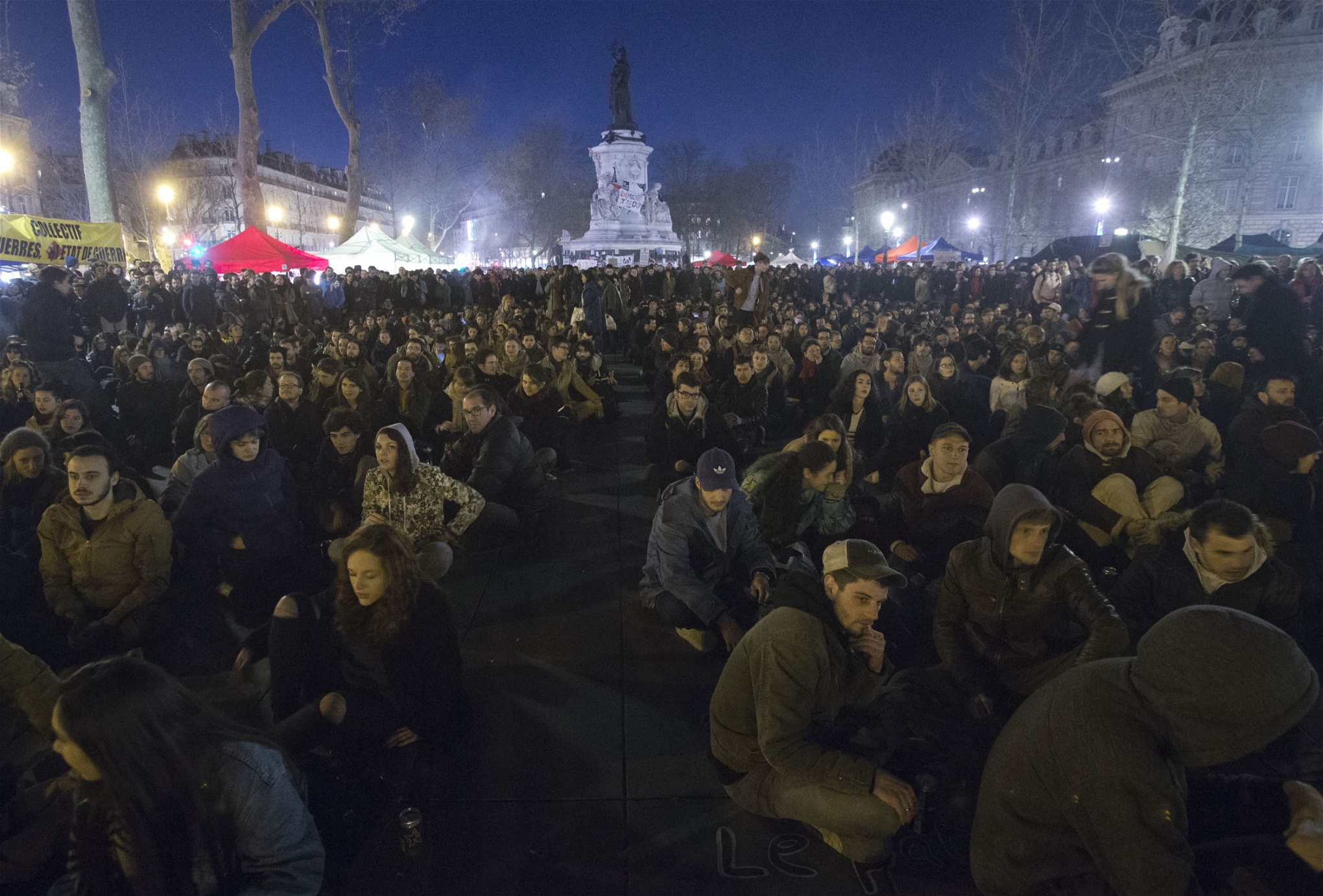 Bild från en av de många omfattande protesterna mot Loi travail förra året. Folk samlades på  Place de la Republique i Paris  dag som natt  för att visa sitt missnöje med lagen som fråntar arbetare åtskilliga rättigheter.