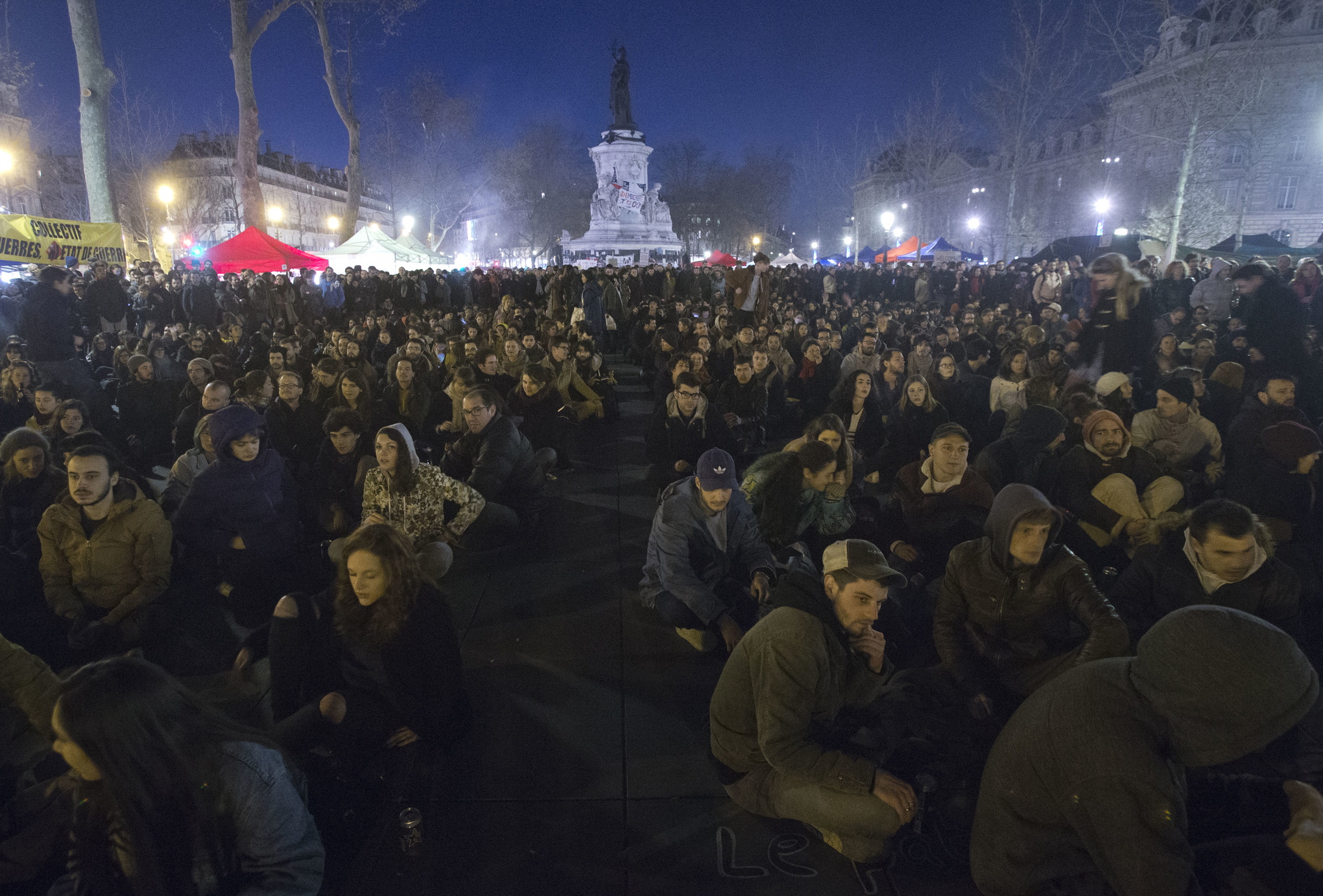 Bild från en av de många omfattande protesterna mot Loi travail förra året. Folk samlades på Place de la Republique i Paris dag som natt för att visa sitt missnöje med lagen som fråntar arbetare åtskilliga rättigheter.