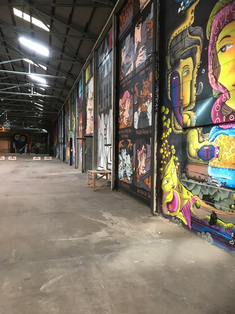 Hangaren har en stor samling kvinnliga graffitikonstnärer representerade på väggarna.