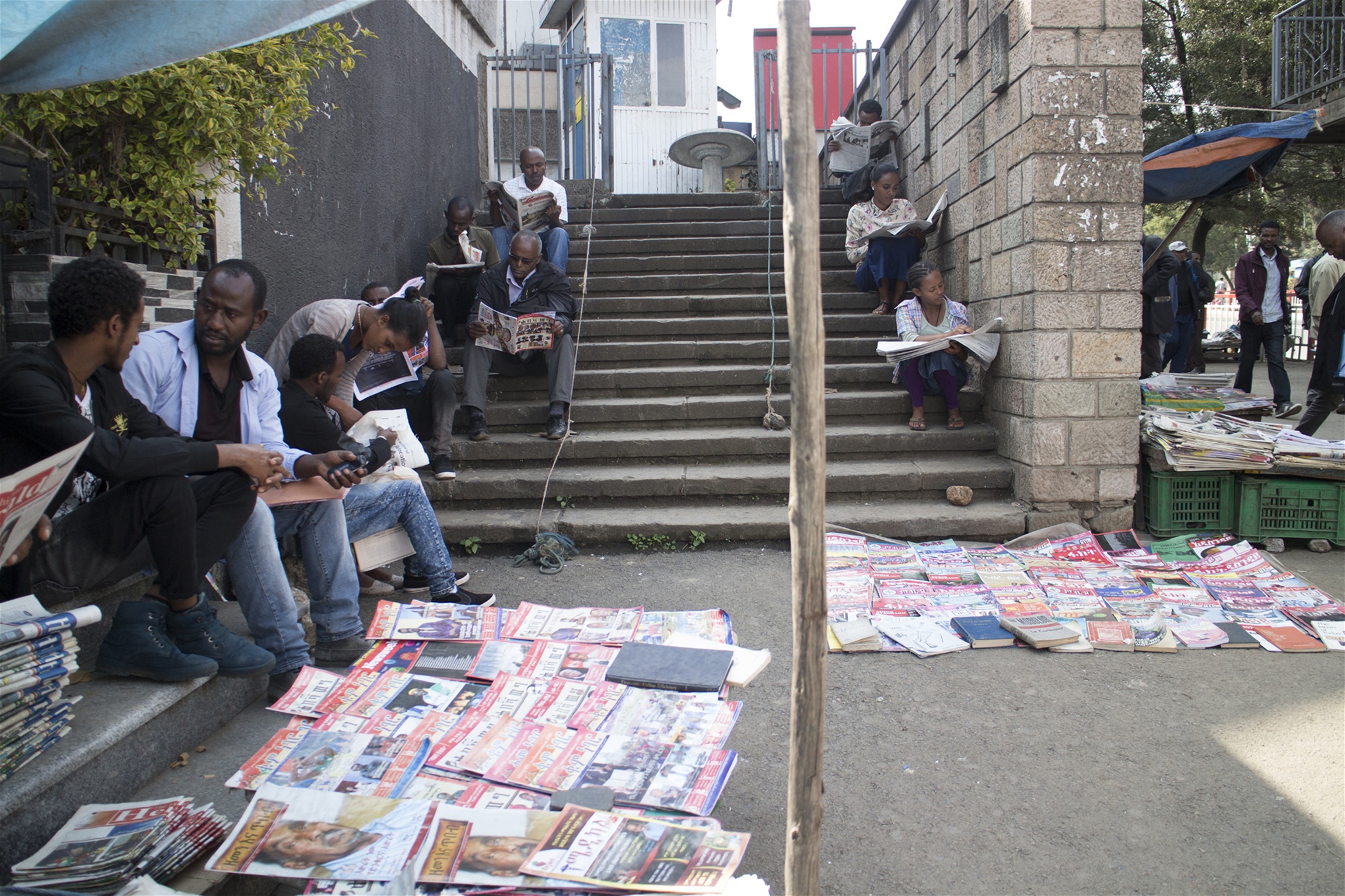 Robel Temesgen har använt sig av riktiga nyheter och reportage från etiopiska tidningar och återgett dem. 