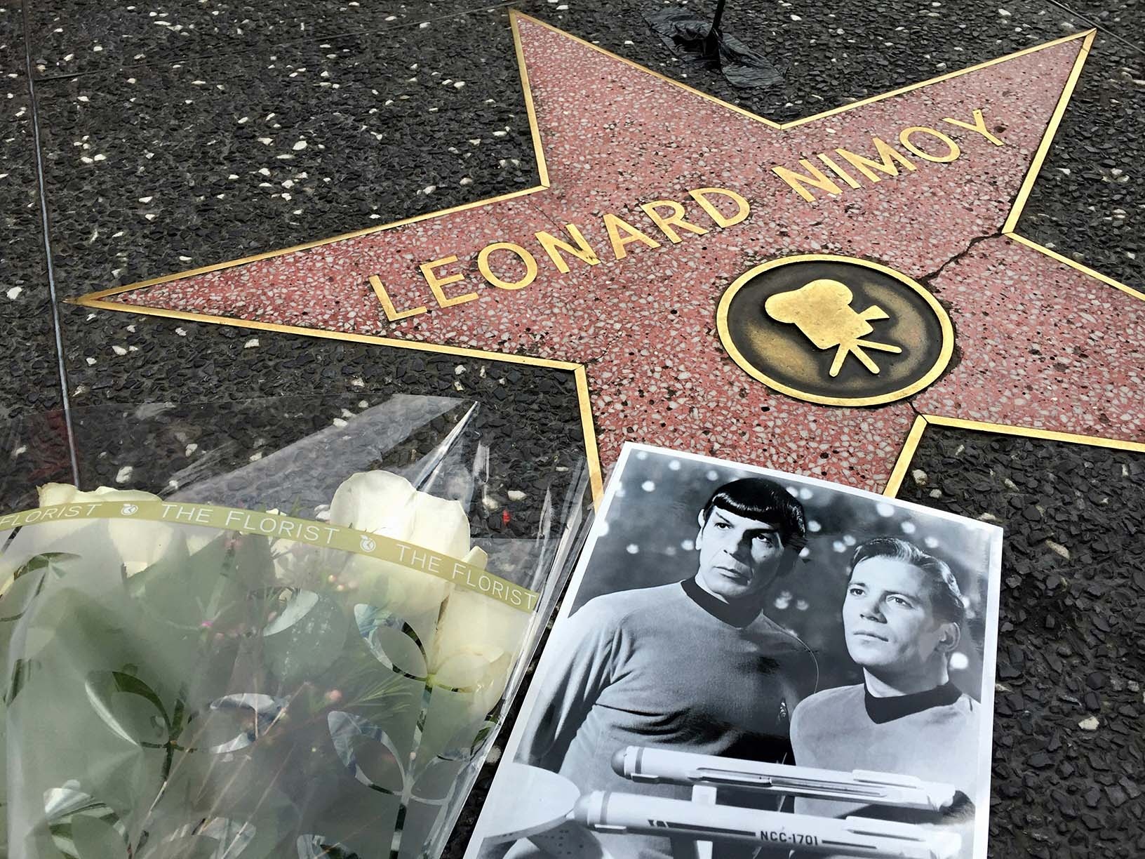 Blommor kantar Hollywoods Walk of Fame 2015 efter att Leonard Nimoy, som spelat karaktären Spock i Star Trek, dött.