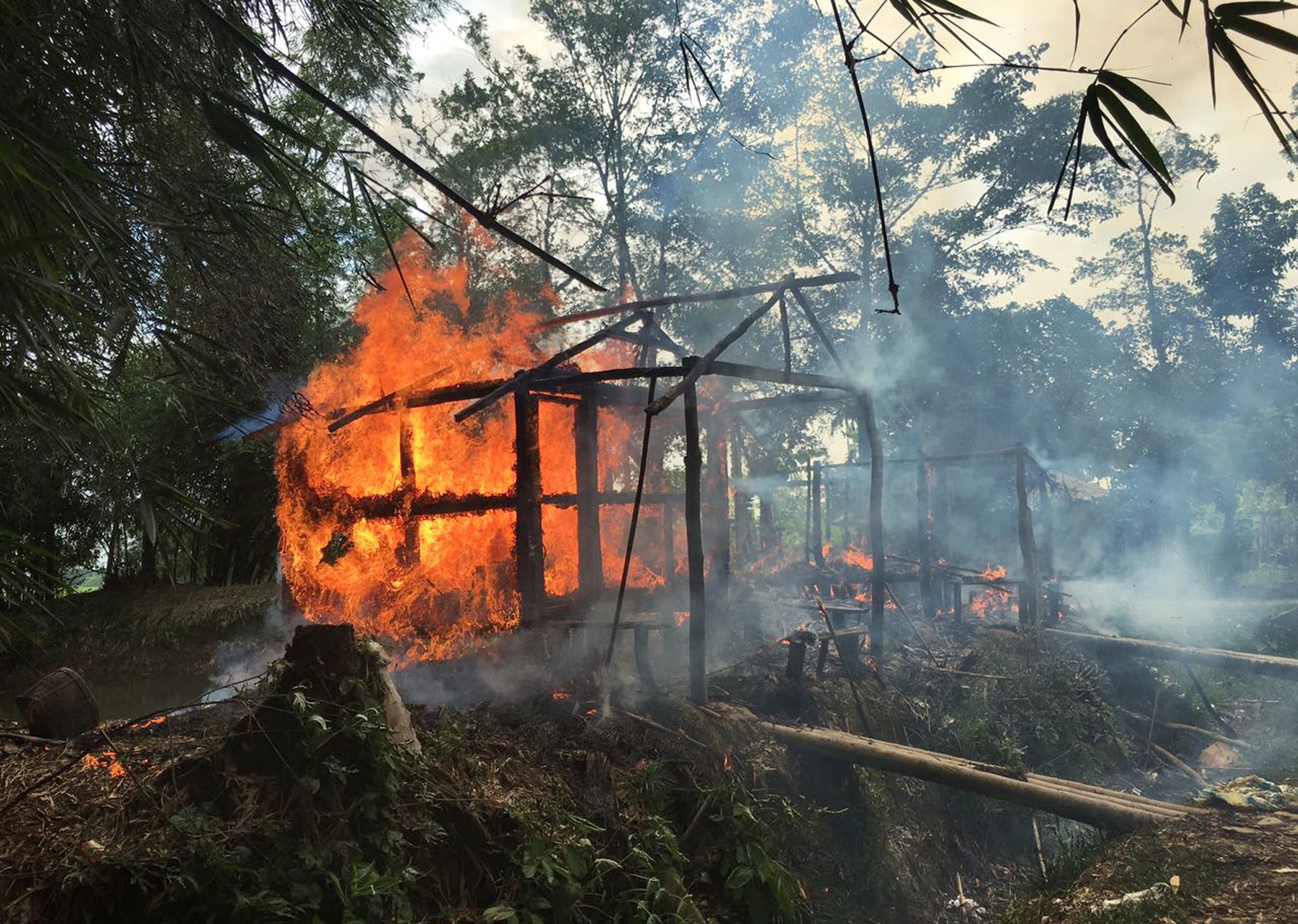 Brinnande hus i byn Gawdu Zara i delstaten Rakhine förra torsdagen den 7 september.