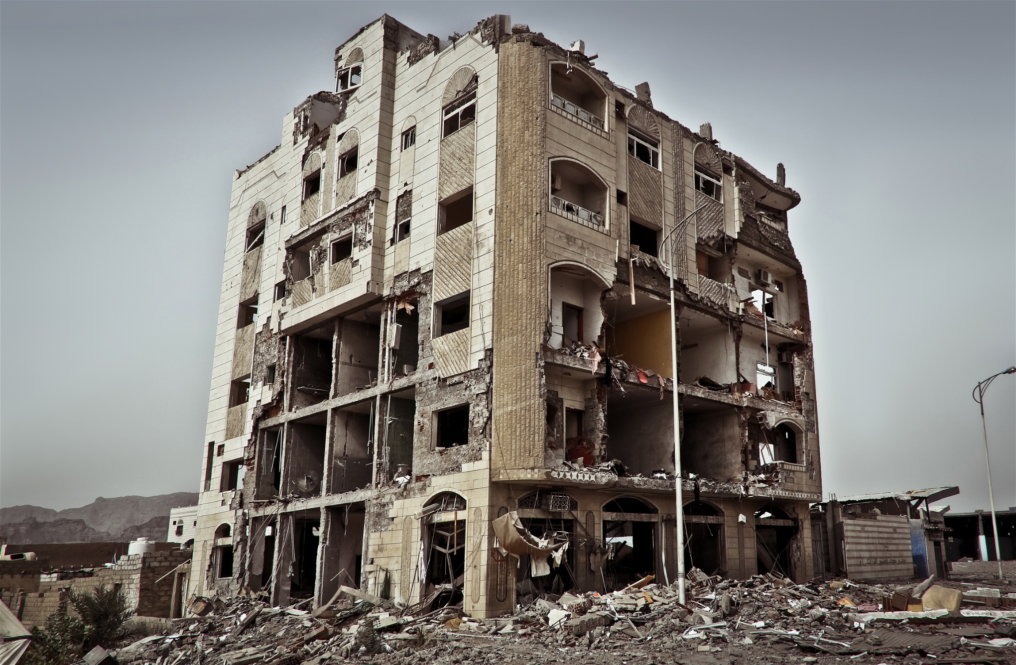 Ett sönderbombat hus i hamnstaden Aden i sydvästra Jemen. Här har kriget påverkat alla aspekter av livet.