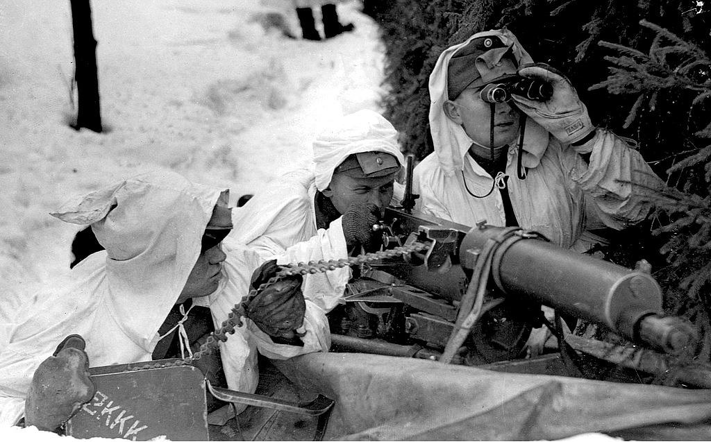 Finska kulspruteskyttar under skjutning 1939. I samband med finska vinterkrigets utbrott hårdnade klimatet för kommunister i Sverige.