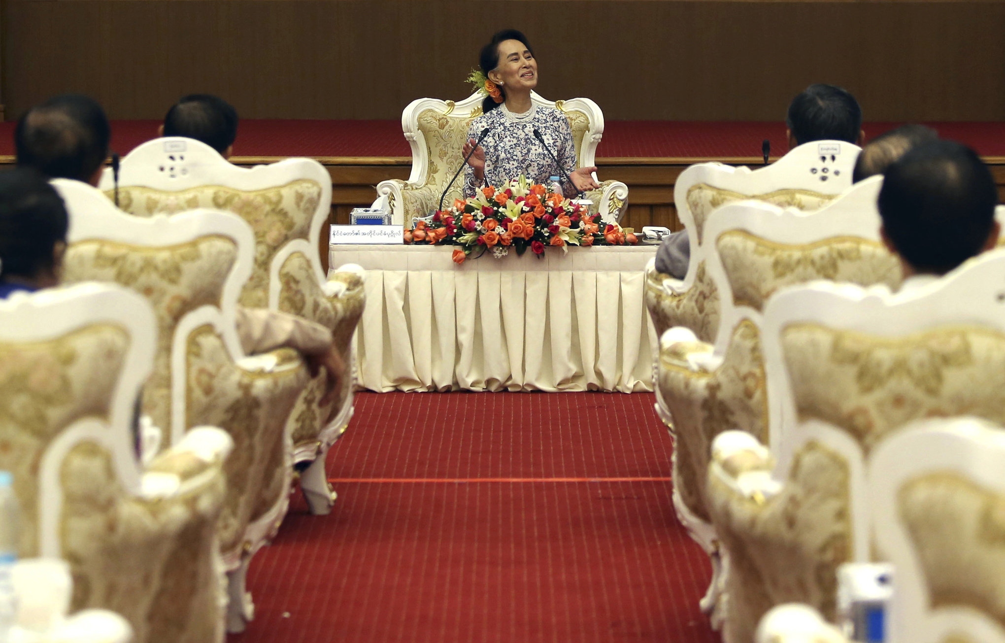 Varken Aung San Suu Kyi eller någon annan från hennes parti vill svara på frågor. Här håller San Suu Kyi tal vid en donationsceremoni på National Reconciliation and Peace Centre i Naypyitaw i Burma den 20 oktober.