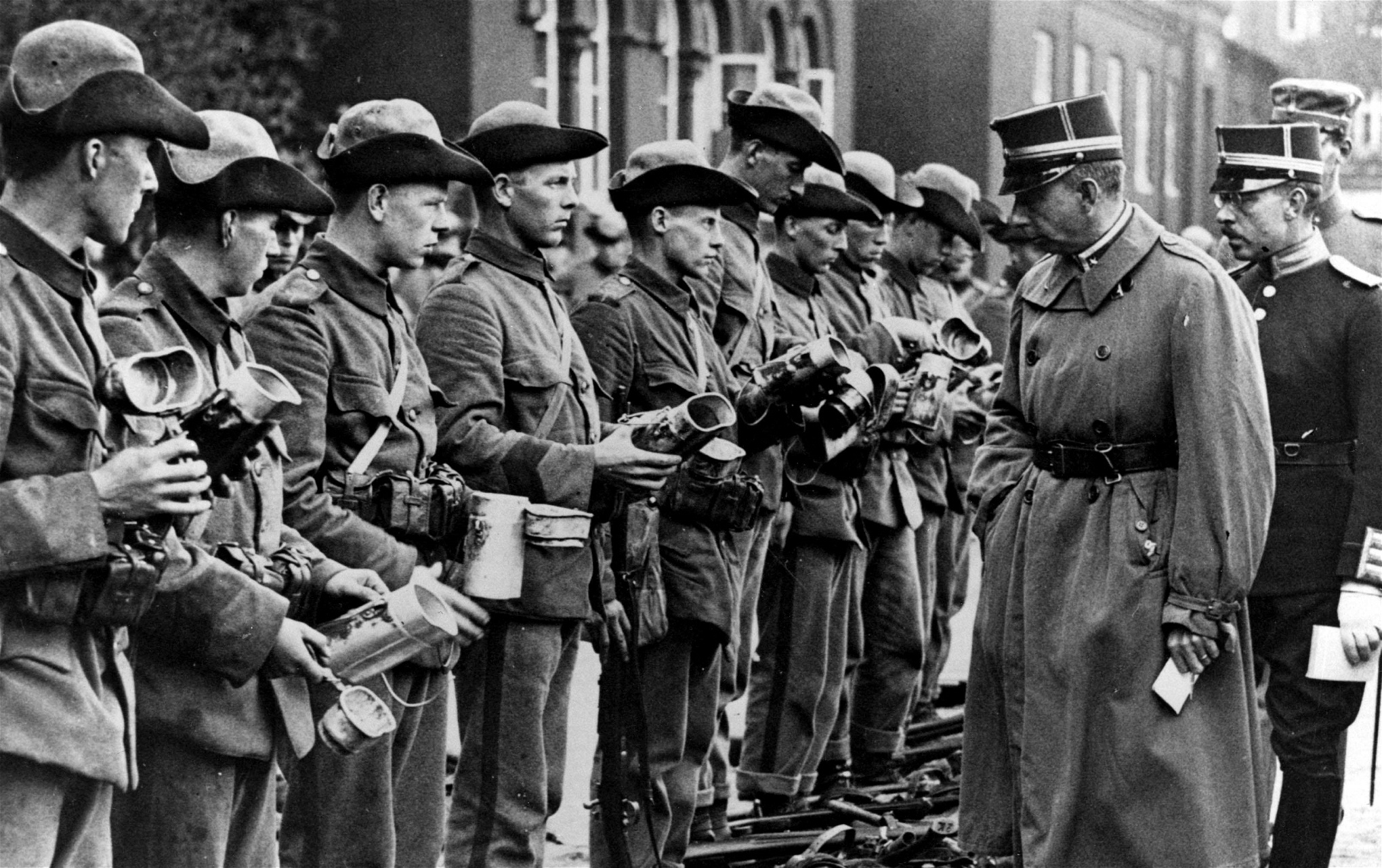Sveriges kronprins Gustav Adolf inspekterar soldaterna vid Upplandsmanövern 1926. 925 års försvarsbeslut som medförde nedläggning av flera regementen har angetts som en anledning till att nazismen fick fotfäste inom den svenska officerskåren.