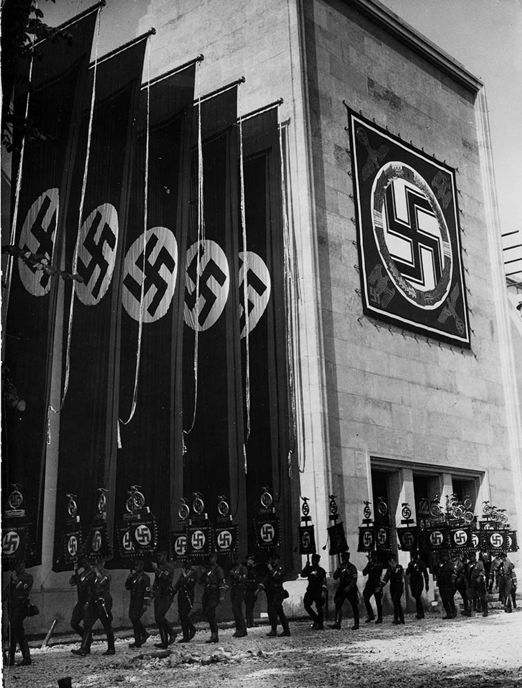 Bild från nazistpartiet NSDAP:s partikonvent i Nürnberg 1935. Angreppen på judarna började genast som Hitler kom till makten och kom till ett slags avgörande vid kongressen 1935.