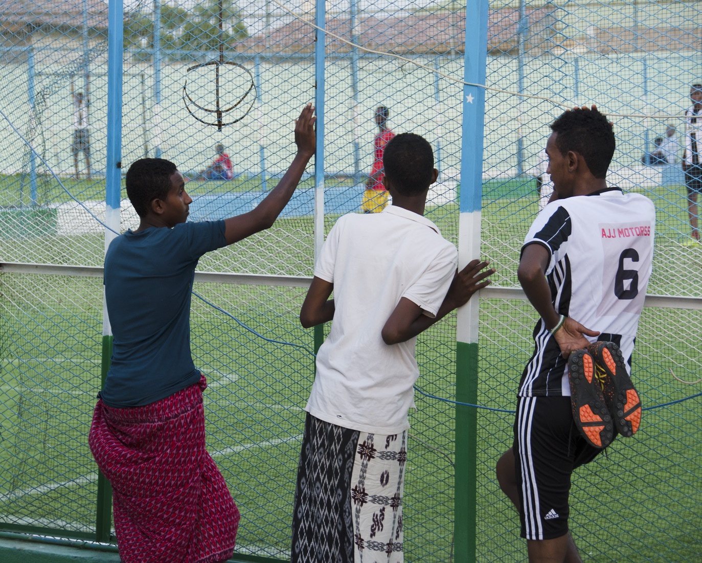 Frestelsen är stor för de unga att för 150 dollar i månaden ansluta sig till kri­mi­nalitet eller Al-Shabaab. För tre år sedan öppnade Ahmed Jama en konst­gräsfotbolls­plan för att ge de unga ett alternativ.