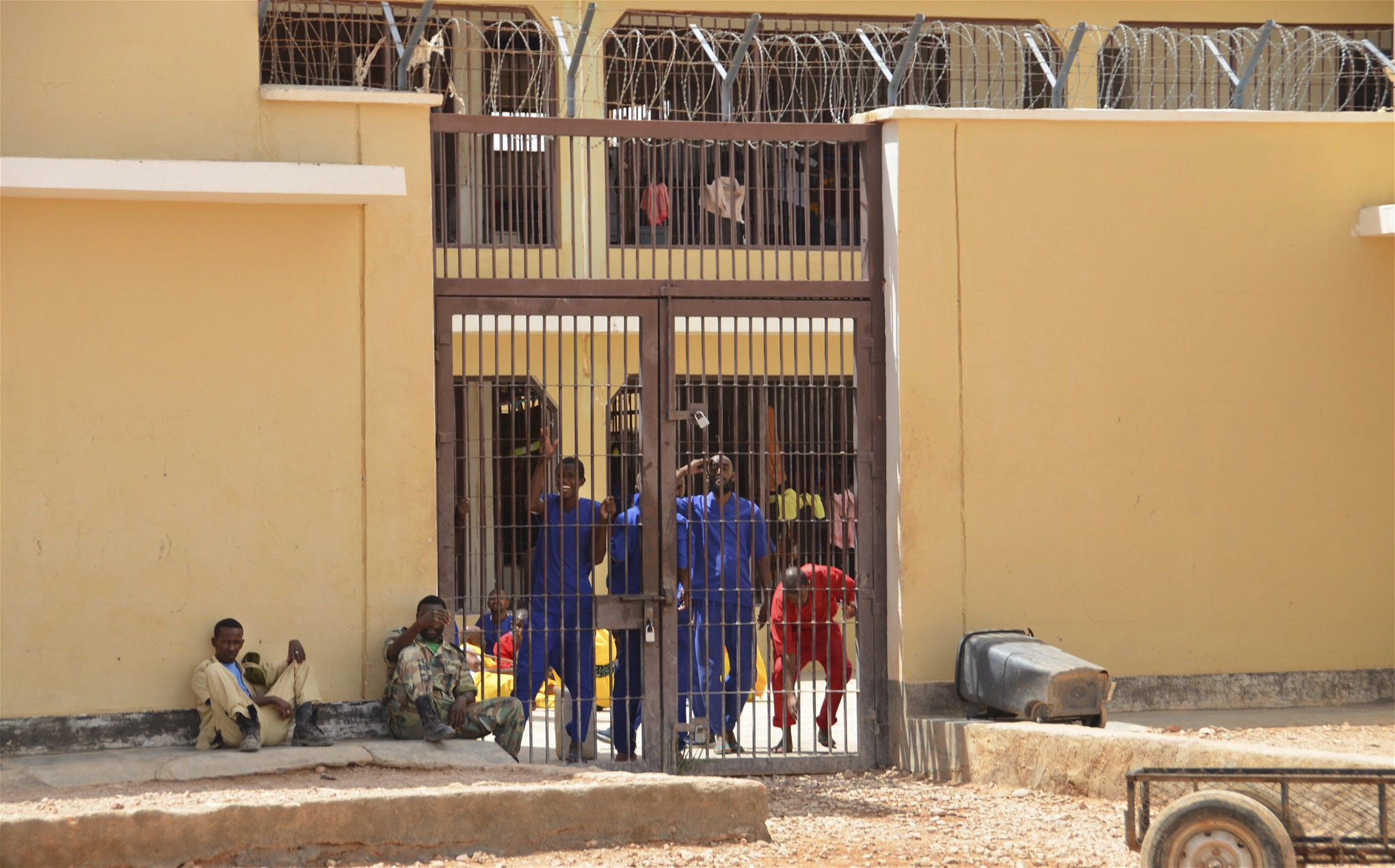 Somalias största piratfängelse ligger i Garoowe, huvudstad i regionen Puntland. Här sitter de pirater som står lägst i hierarkin, tillsammans med soldater från den islamis­tiska terrorgruppen Al-Shabaab, småtjuvar, våldsbrottslingar och hustrumisshandlare.