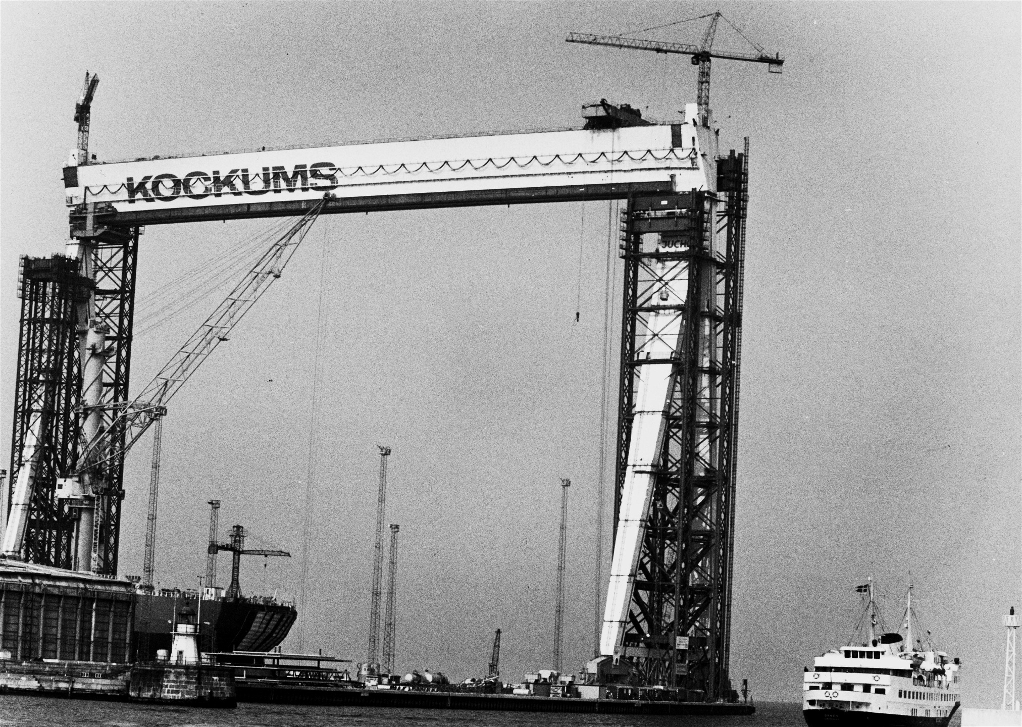 Kockums varv med landmärket, den 140 meter höga kranen, som uppfördes under högkonjunkturen 1973 och -74. Den monterades ned och såldes till ett varv i Sydkorea 2002, där den kallas ”Malmös tårar”.