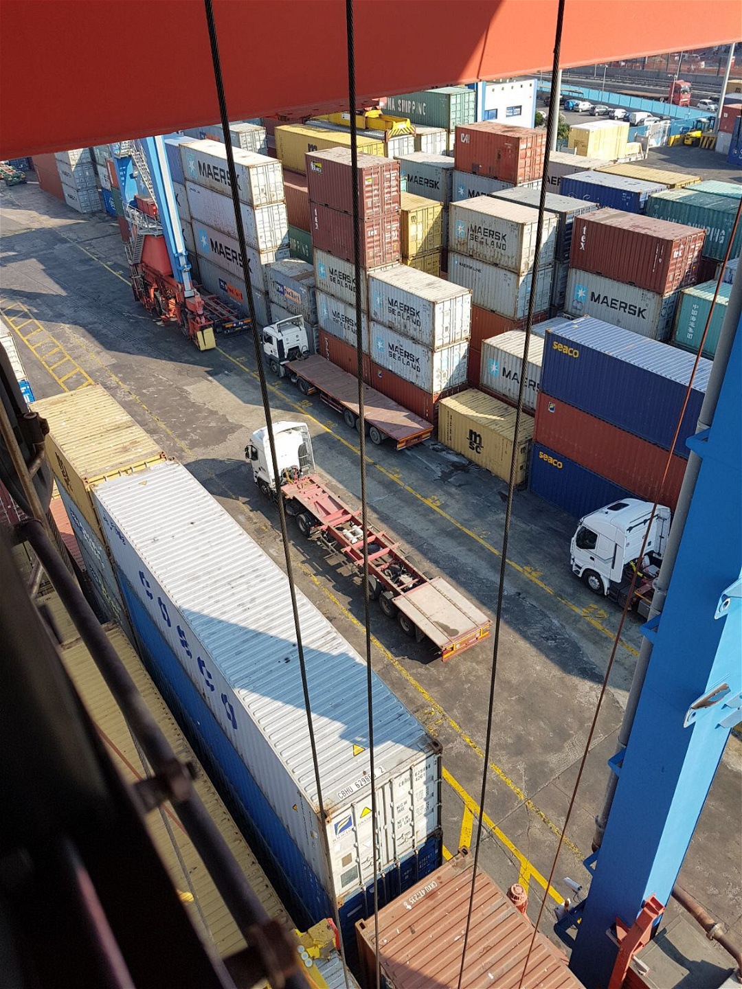 Conatecos containerterminal i Neapels hamn. Efter mer än tre års kommissionärskap har styret av hamnen återgått i kommunal regi. 