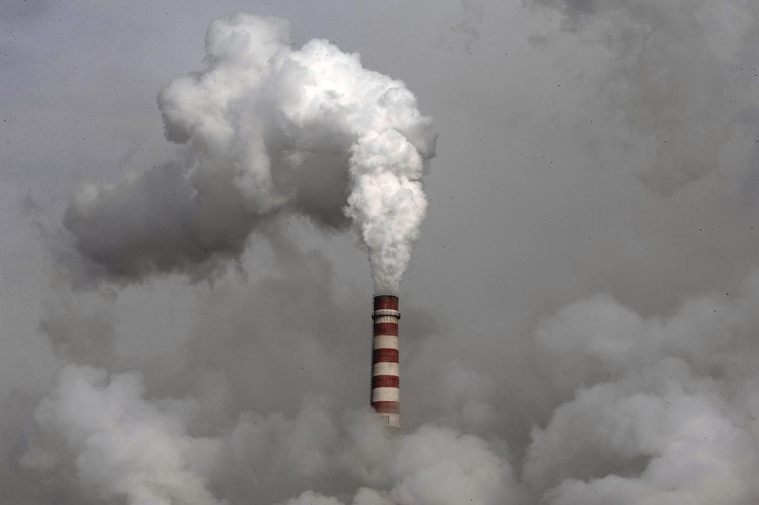 De ”lösningar” som hittills har dominerat i debatten kring klimatfrågan har inte gjort mycket för att mildra klimatångestens grepp, menar Per-Anders Svärd. På bilden en skorsten tillhörande ett kolkraftverk i Dadong i Shanxiprovinsen i Kina.