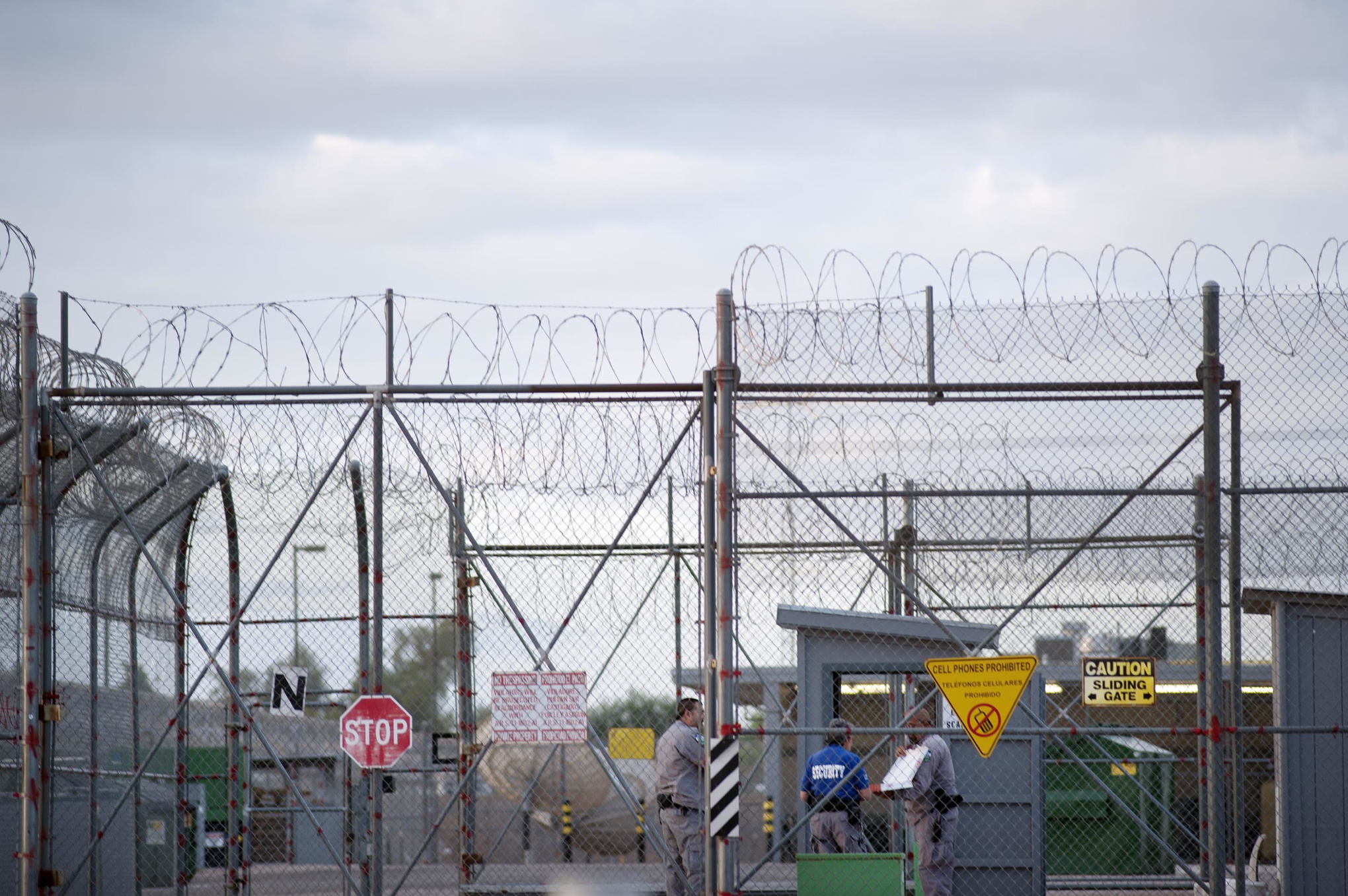 Florence, Arizona, är vad som brukar kallas en ”prison town”.
Orten har ungefär 9 000 invånare och tio enorma fängelser.
Innanför deras murar sitter ungefär 17 000 människor inlåsta.