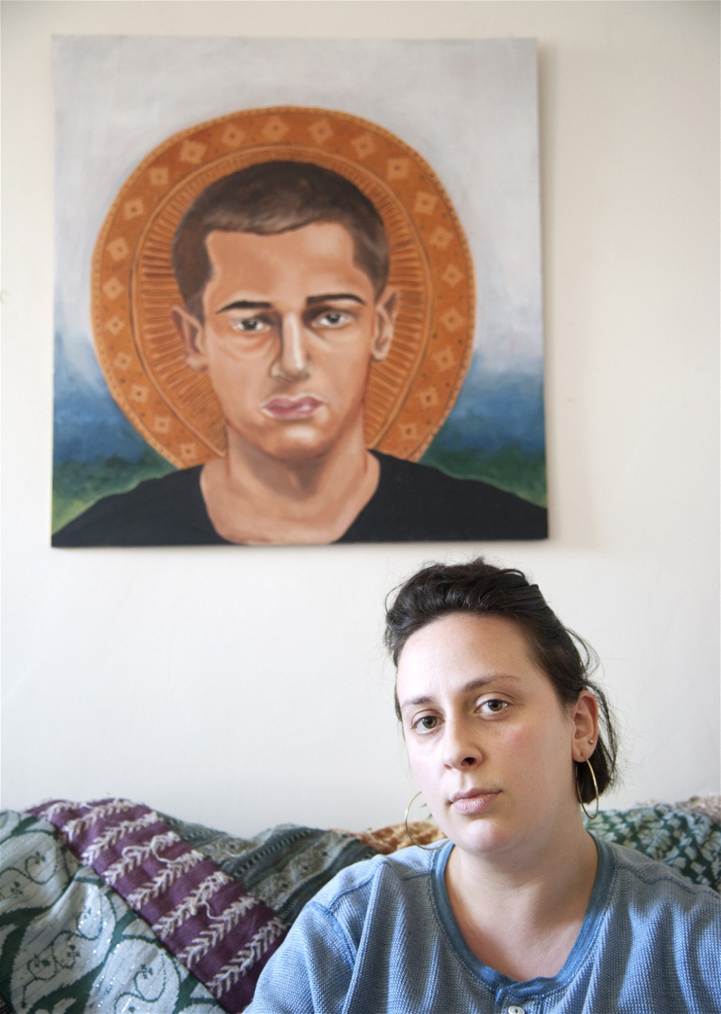 Samantha McGeowan under ett porträtt av brodern Jeremy som riskerar ett 25-årigt fängelsestraff
efter att ha skadat en kamrat i en olycka med ett skjutvapen under inflytande av depression
och medicinmissbruk. Hon besöker honom en gång i veckan i häktet där han suttit i två år.