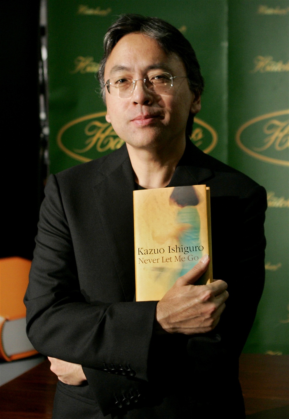 Kazuo Ishiguro, med sin roman Never Let Me Go (2005). Här skapas ett bråd­djup genom att det lågmälda berät­tandet bryts av med dramatik kring små händelser som inte berör huvudhandlingens konflikt, menar Sofie Sundholm. 