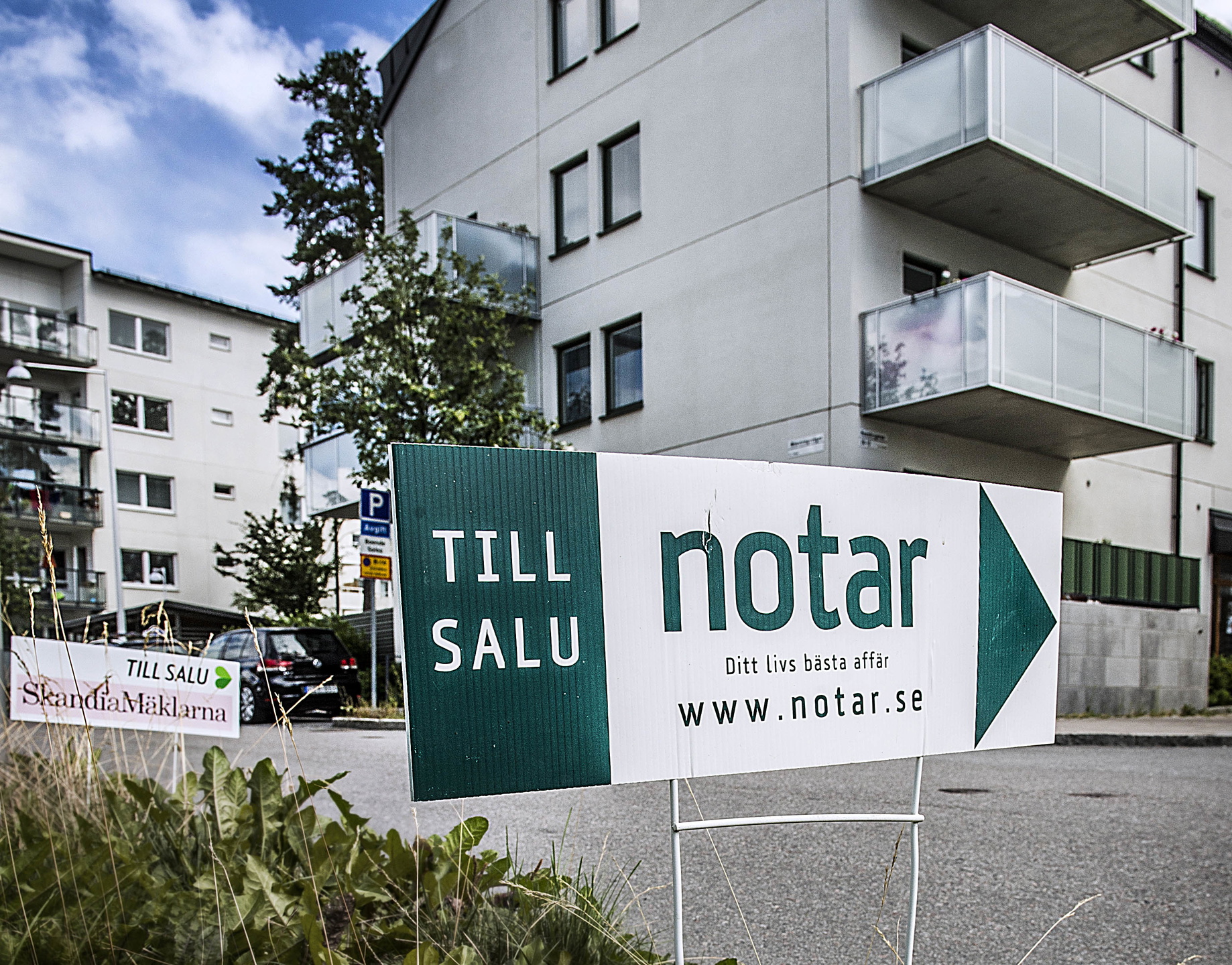 Mäklarskyltar med texten ”Ditt livs bästa affär” visar att det finns bostäder till salu i ett nybyggt bostadsområde. Från att ha varit något som tidigare oftast skedde i tysthet har köp av lägenheter i vinstsyfte blivit mer och mer accepterat.