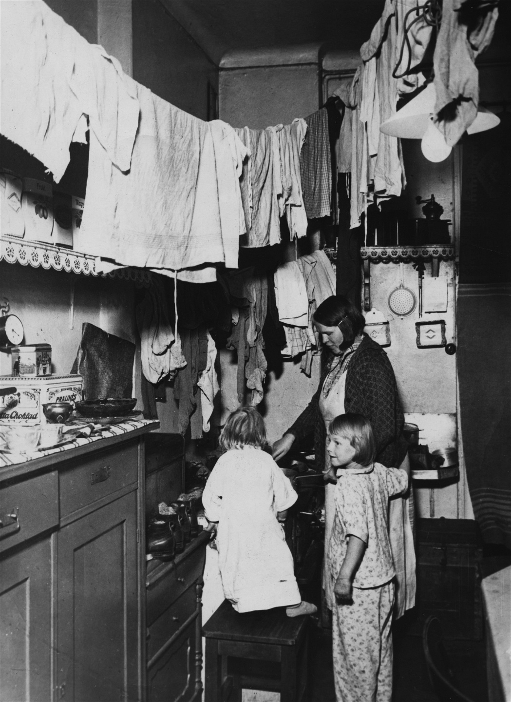 1930-tal. En arbetarfamilj på
sex barn boende i ett rum med
kök på Södermalm i Stockholm.
Föräldrarna var sjuka i tuberkulos.